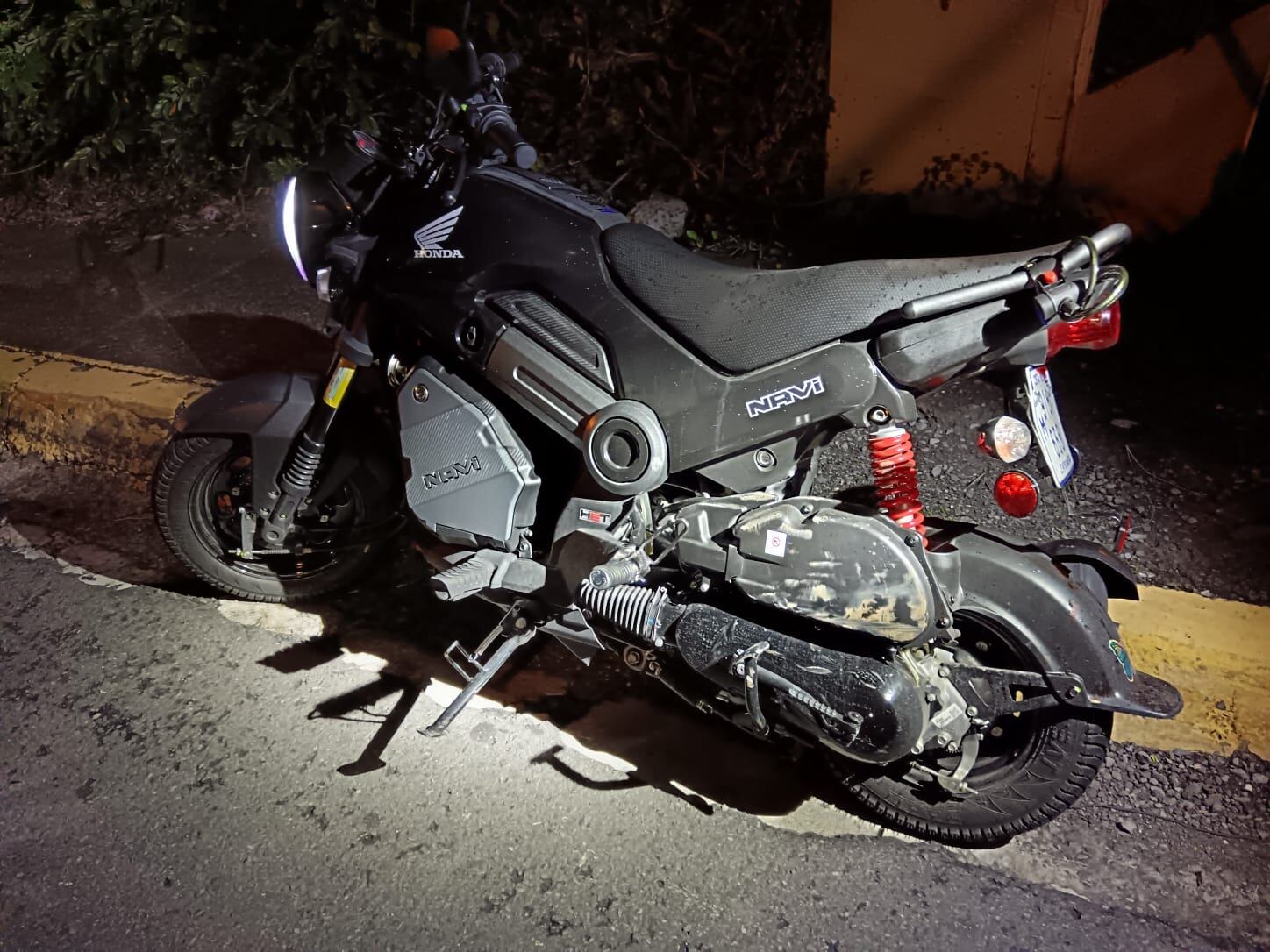 Autoridades atendieron incidente en que encontraron cinco hombres de nacionalidad jamaiquina, uno de ellos sin vida, tres heridos y uno ileso; además, decomisaron cinco armas de fuego