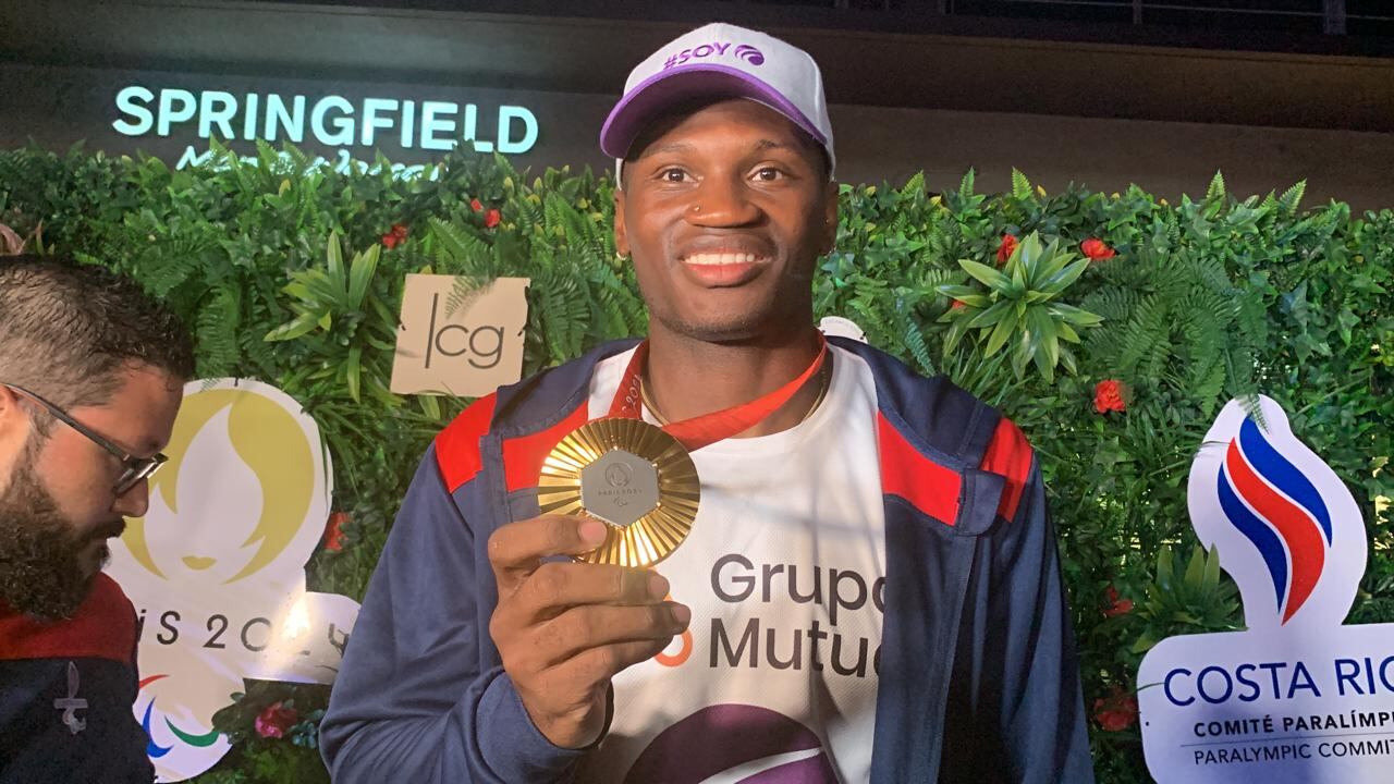 Sherman Guity mostró orgulloso una de las medallas de oro que ganó en los Juegos Paralímpicos París 2024.