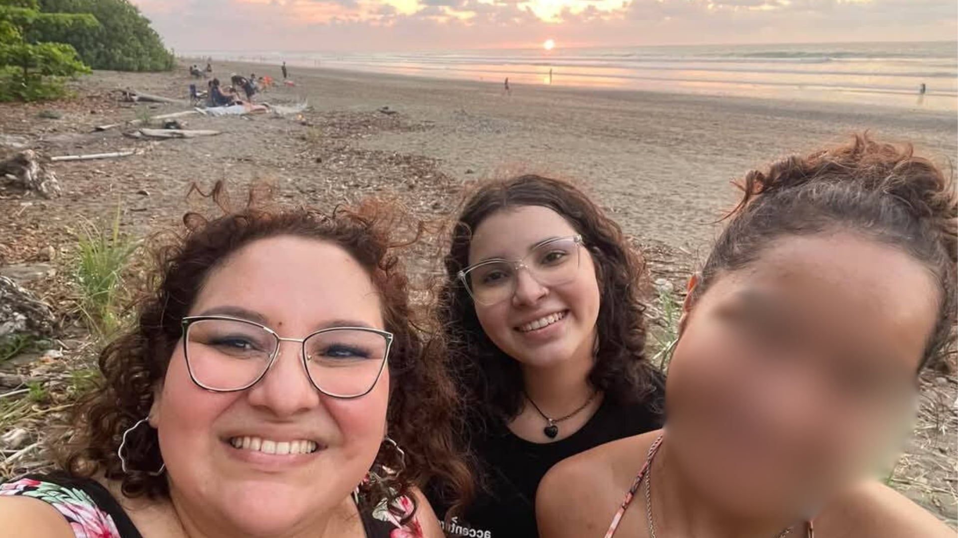 Familiares y rescatistas recuperaron el cuerpo de Valeria Chavarría en Playa Dominical, donde desapareció tras ser arrastrada por una corriente.