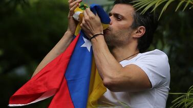 Leopoldo López, líder de oposición en Venezuela, sale de prisión bajo arresto domiciliario