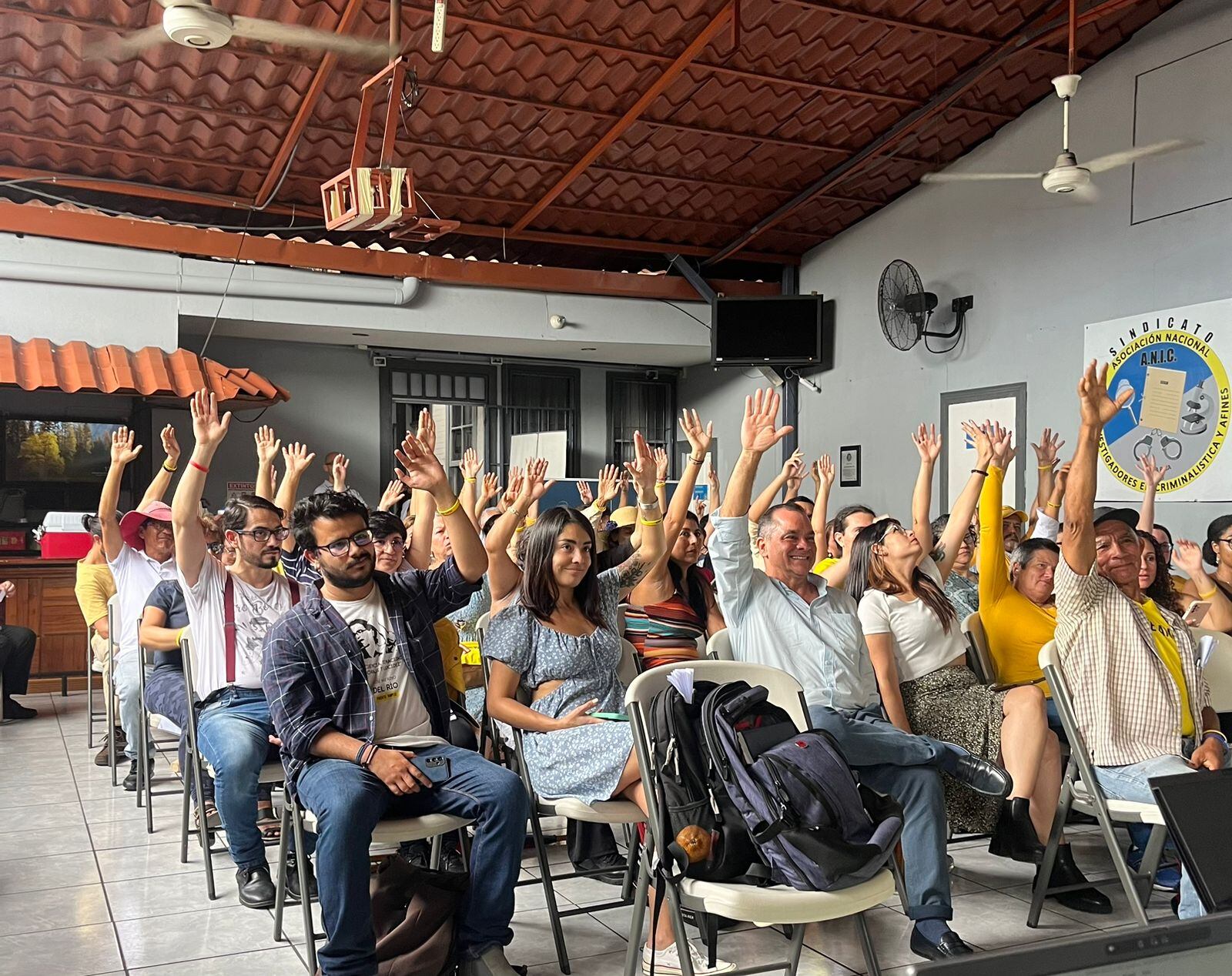 El Frente Amplio ratificó este domingo sus candidaturas para 37 de los 84 cantones del país.