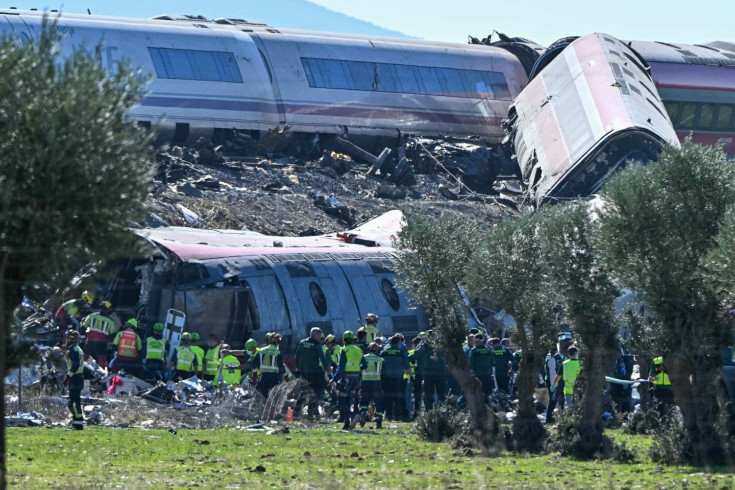 Aumenta a 69 la cifra de personas fallecidas en el choque de trenes en España