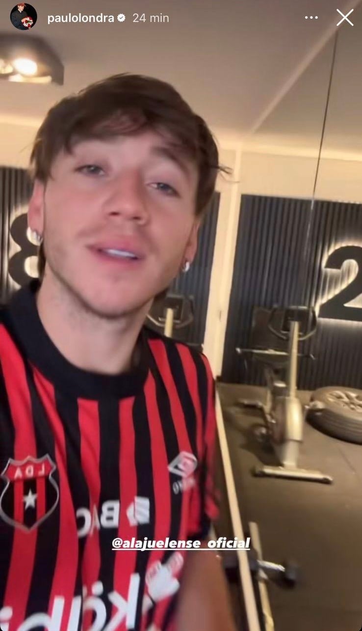 Paulo Londra muestra la camisa que Liga Deportiva Alajuelense presentará este jueves 3 de julio.