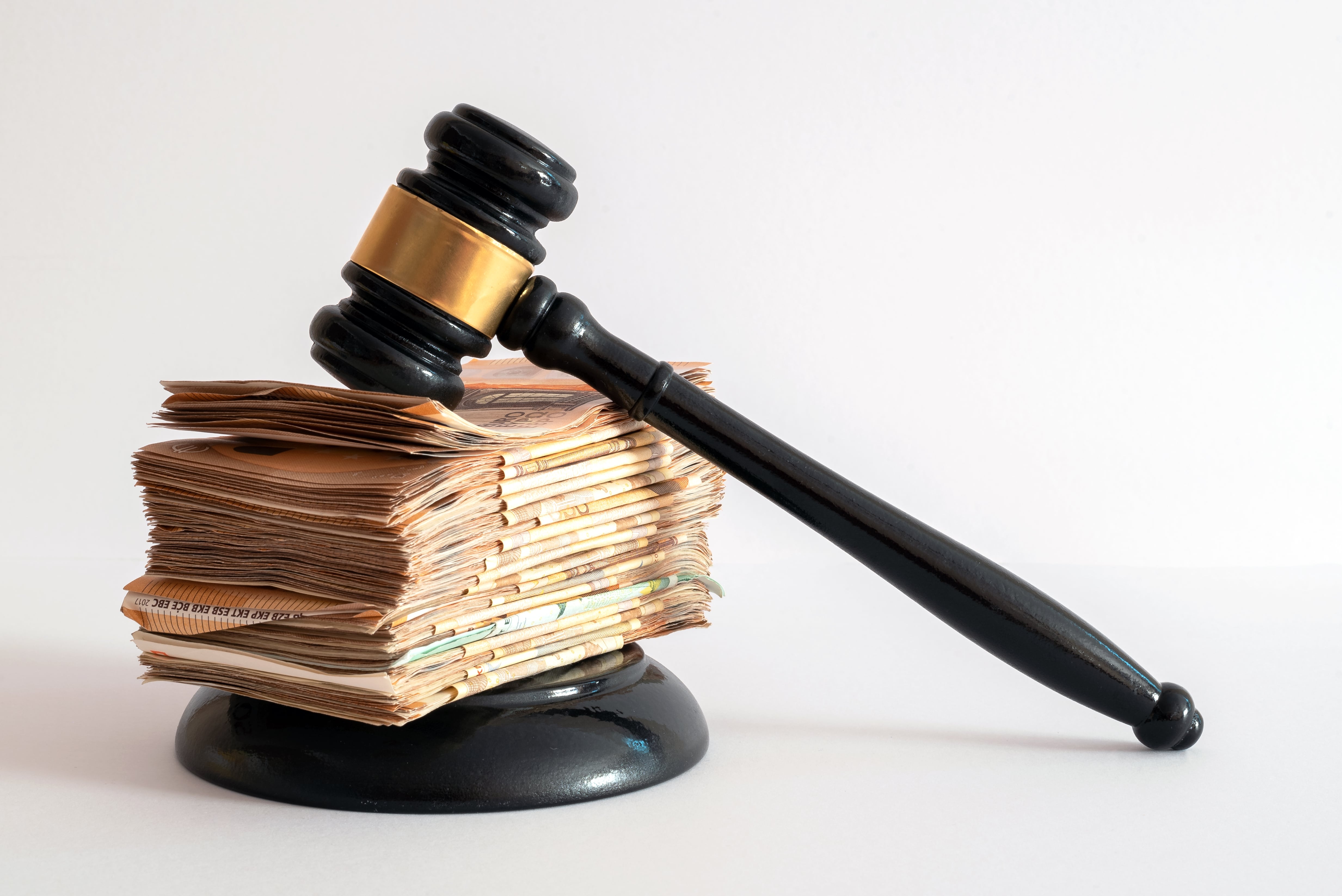 por quinto año consecutivo, el salario base establecido para calcular multas y penas relacionadas con figuras delictivas durante el 2025 será de ¢462.200.00