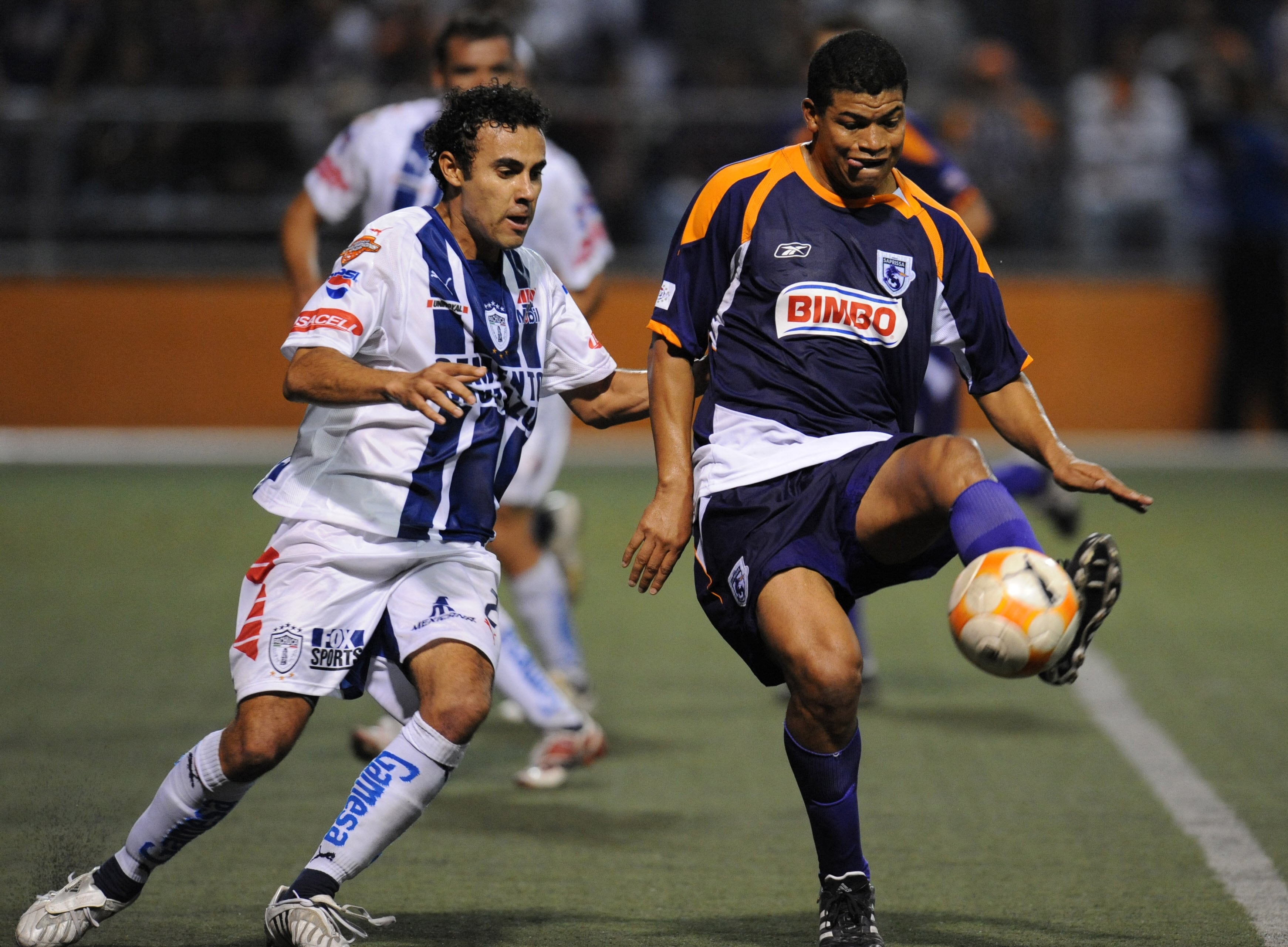 Costa Rican Ronald Gomez (R) of Deportivo Saprissa vies for the ball with Mexican Leobardo Lopez (L) of Pachuca during their CONCACAF final first round at the Ricardo Saprissa Stadium in San Jose on April 23, 2008. The match ended 1-1. AFP PHOTO/ Yuri CORTEZ (Photo by YURI CORTEZ / AFP)