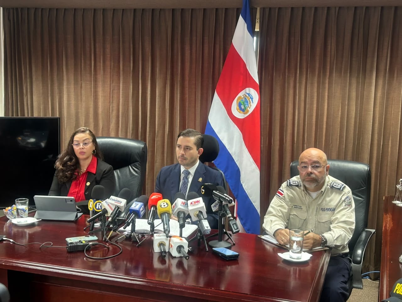 Gabriel Aguilar, ministro de Justicia, junto con otros jerarcas esta mañana en una conferencia de prensa sobre el Cacco.