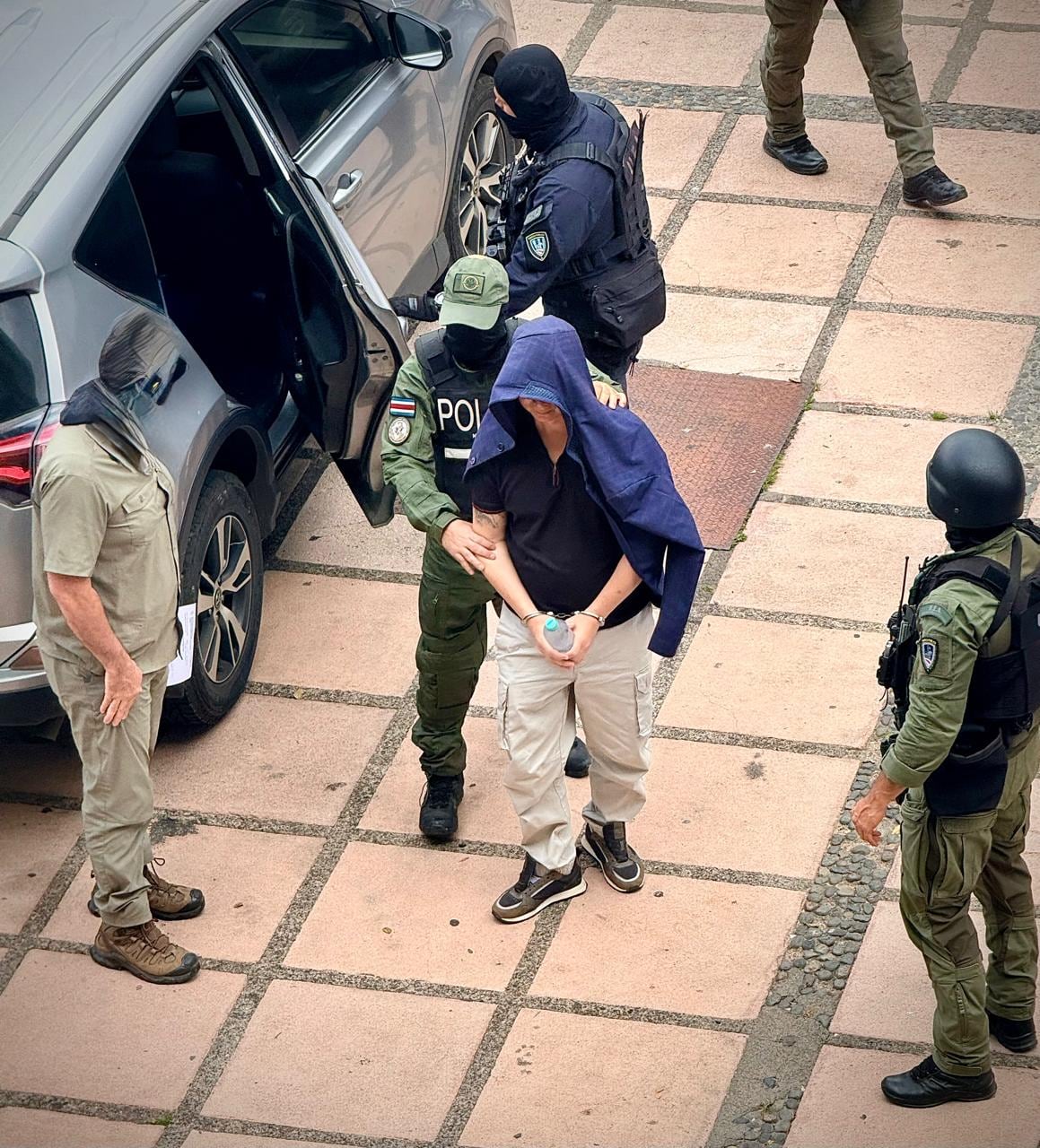 Guobin Tam Zhang fue detenido este viernes en Granadilla de Curridabat, con fines de extradición a Estados Unidos. Así entró a tribunales, en San José.