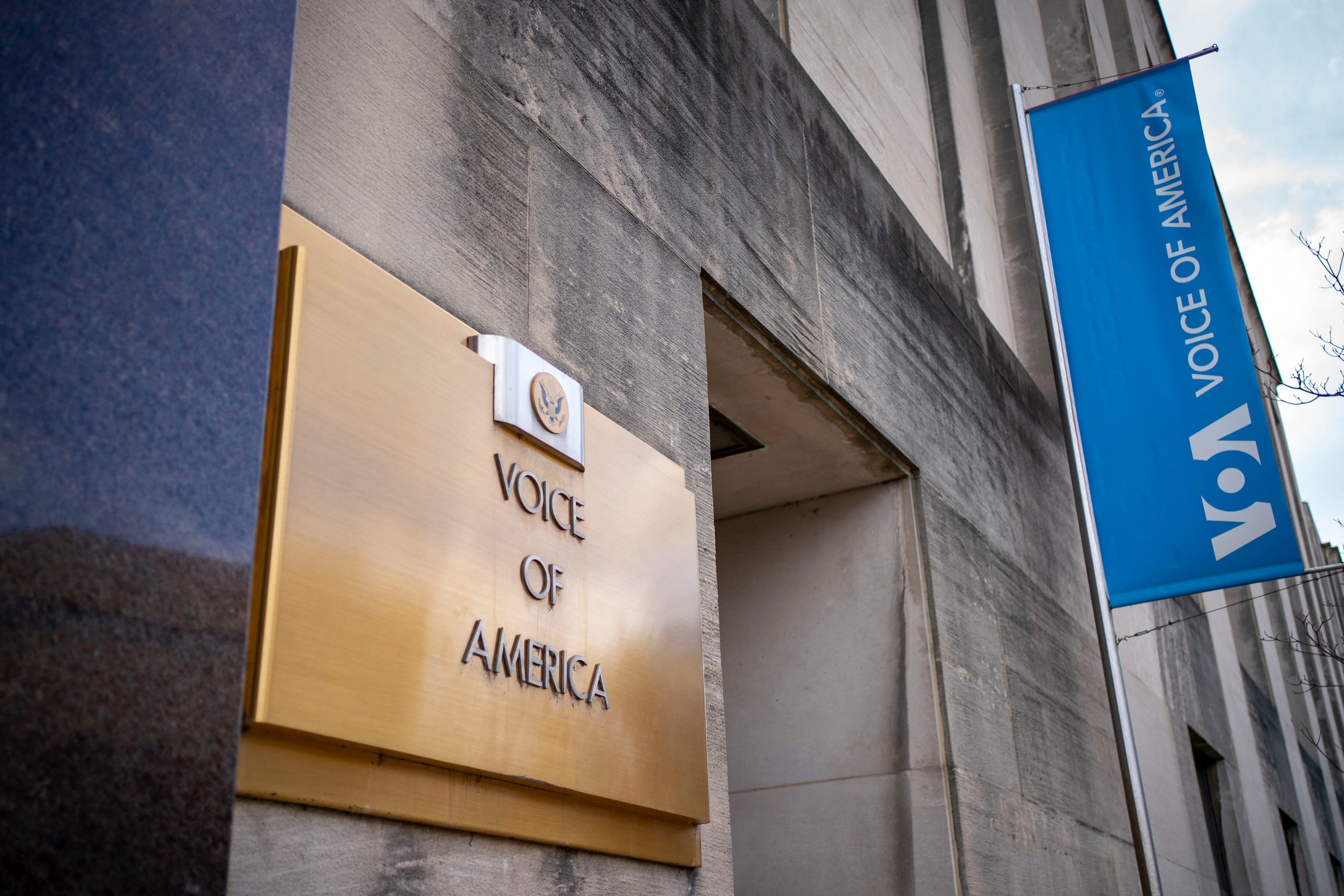 La administración del presidente de EE. UU., Donald Trump, suspendió el 15 de marzo a periodistas de Voice of America y otros medios financiados por el gobierno estadounidense, congelando abruptamente medios con décadas de historia, considerados fundamentales para contrarrestar las ofensivas informativas de Rusia y China. (Foto de BONNIE CASH / AFP)