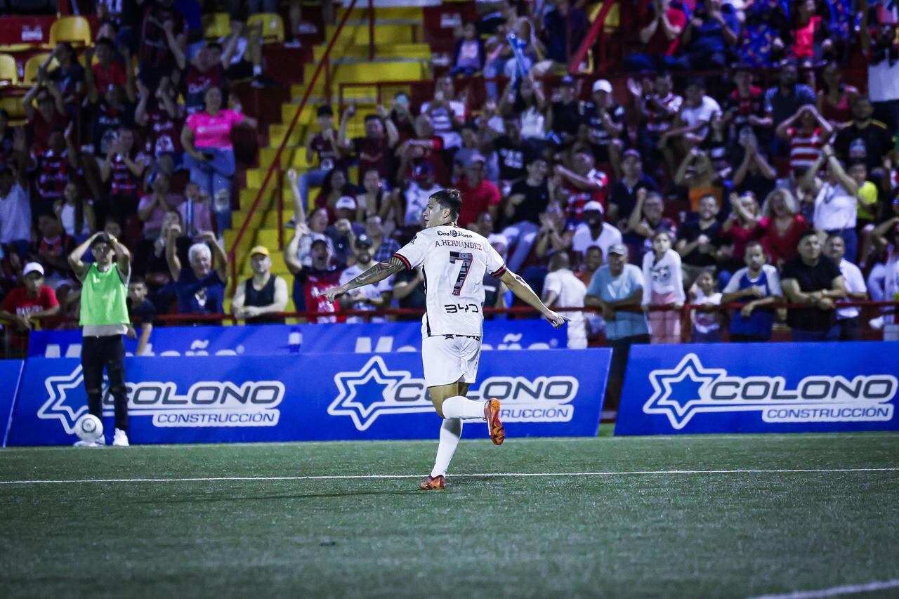 Anthony Hernández marcó el primer gol de Liga Deportiva Alajuelense en el partido contra Santos en Guápiles.