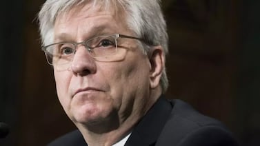 Gobernador de la Fed alerta sobre riesgo de inflación por guerra en Irán