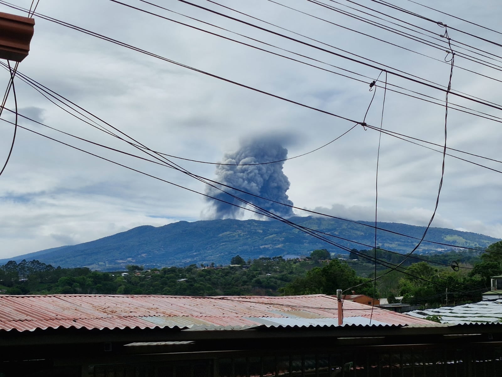 Erupción del Volcán Poás, este lunes 21 de abril del 2025. Foto: Cortesía