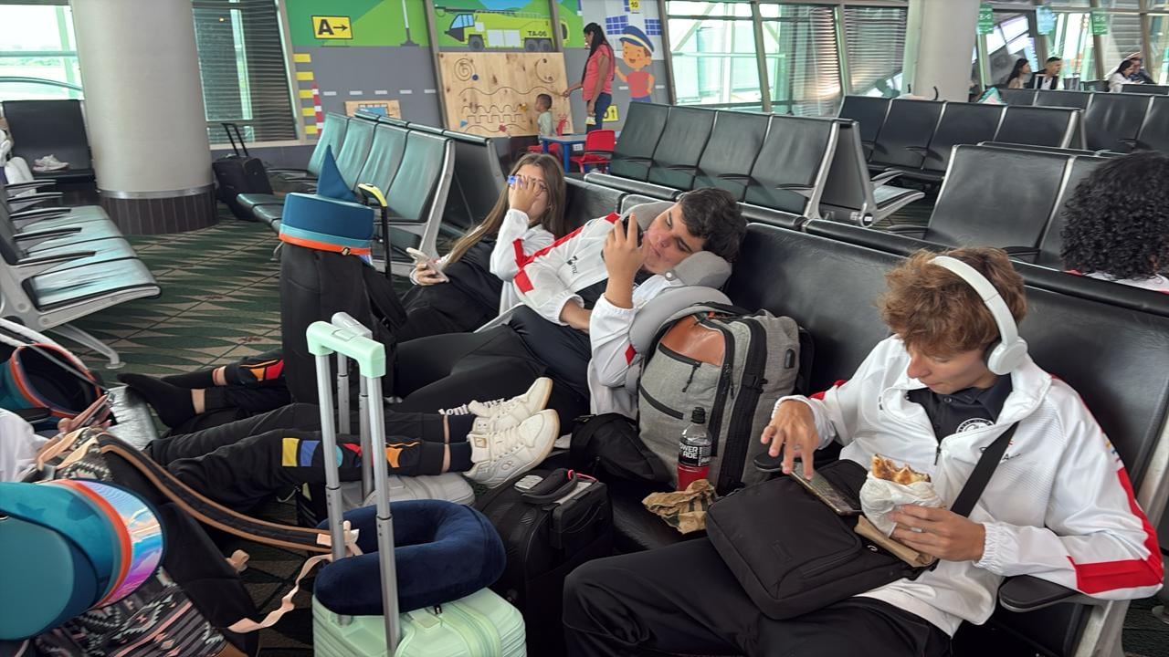 Una delegación de 60 personas de la Banda Municipal de Zarcero está varada en el Aeropuerto Internacional Juan Santamaría por el presunto problema del radar.