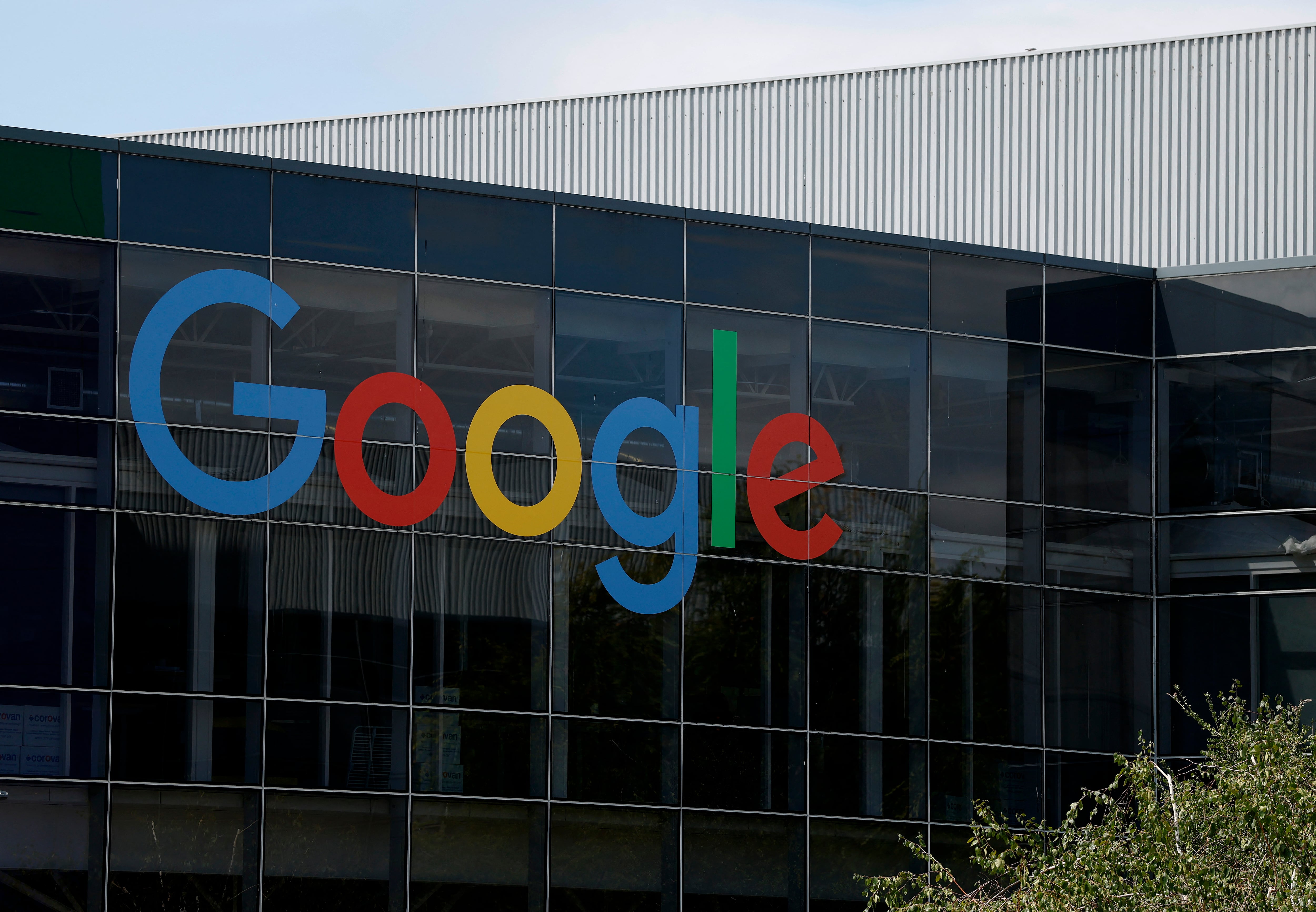 El exterior de un edificio del campus central de Google