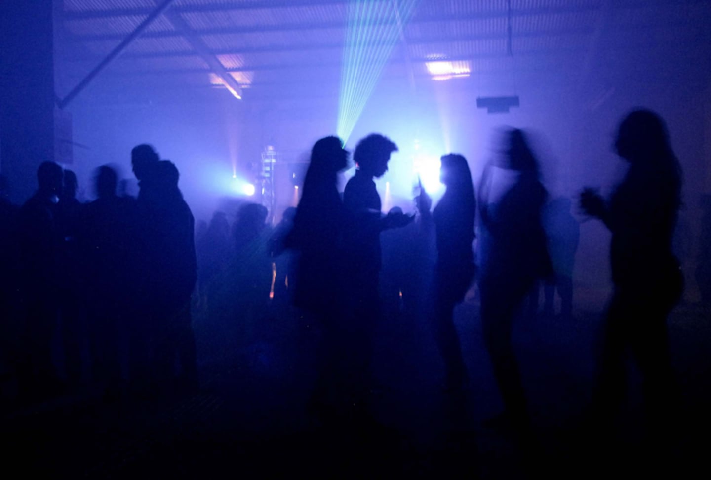 Exmodelo de A Todo Dar denuncia que mujer sentenciada por millonaria estafa se burla de la Justicia al aparecer en fiesta de bar