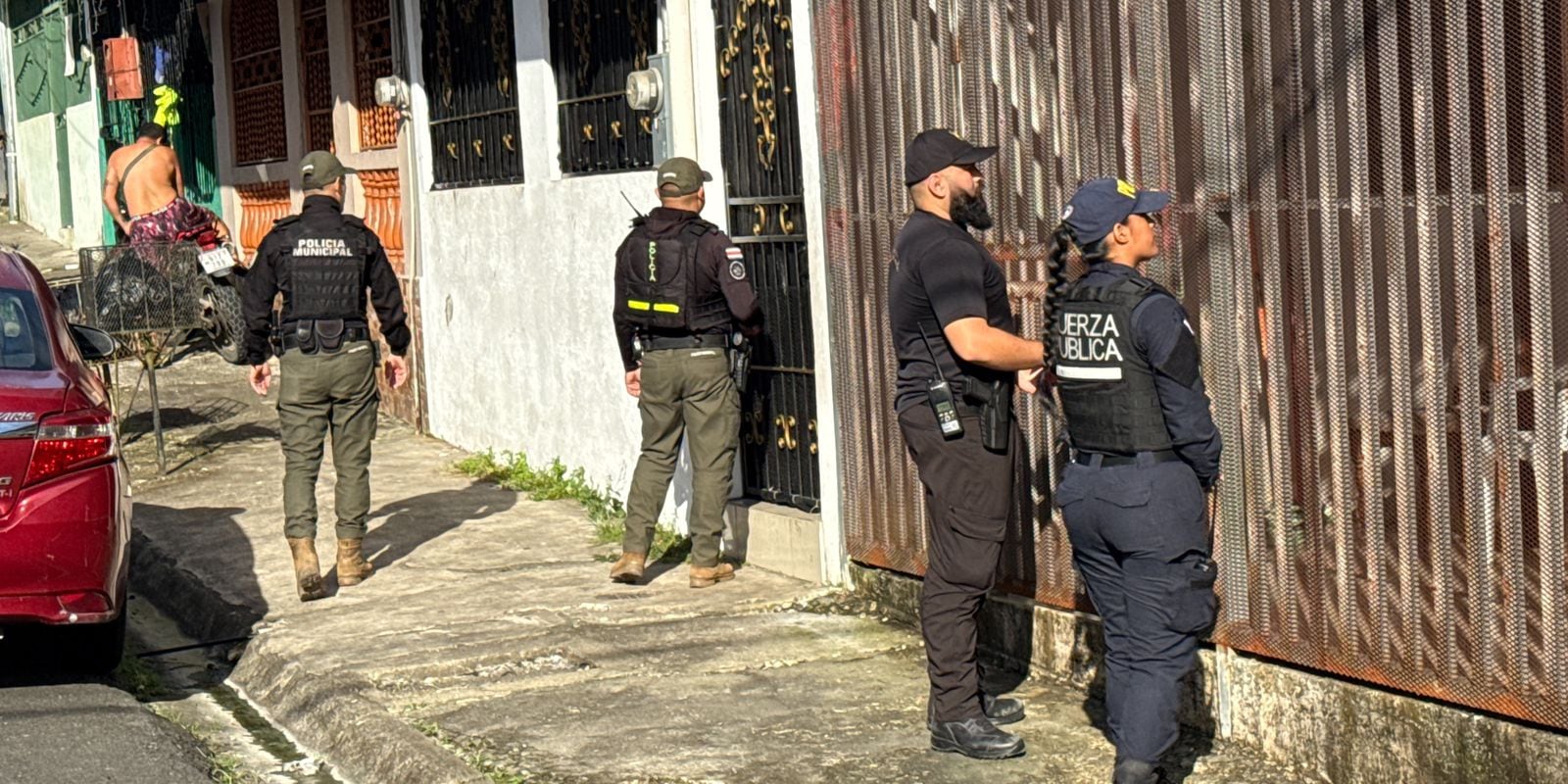 OIJ, Fuerza Pública y Policía Municipal de Limón buscan a la madre del bebé cuyo cuerpo fue entrado en un camión de basura en la comunidad de Pacuare.