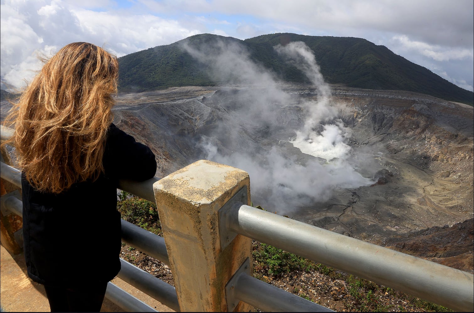 El volcán Poás, con uno de los cráteres más grandes del mundo, activo en el Parque Nacional Volcán Poás, 05 de agosto de 2024.