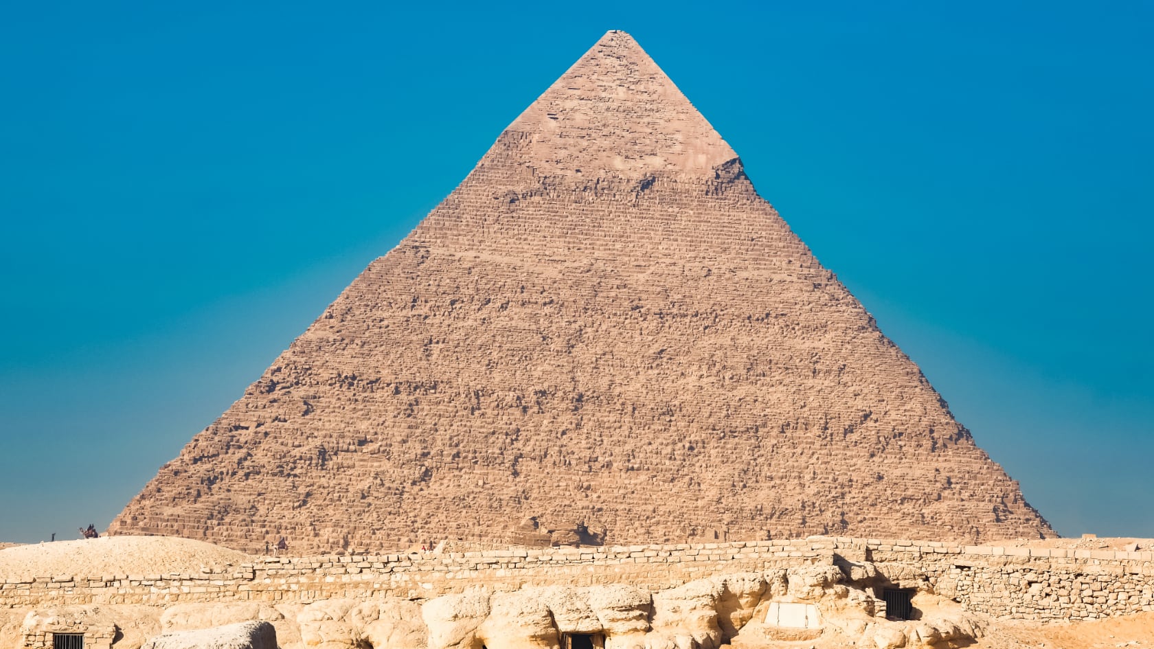 Científicos hallaron cilindros espirales que llevarían a una cámara enterrada a gran profundidad bajo las pirámides de Egipto.