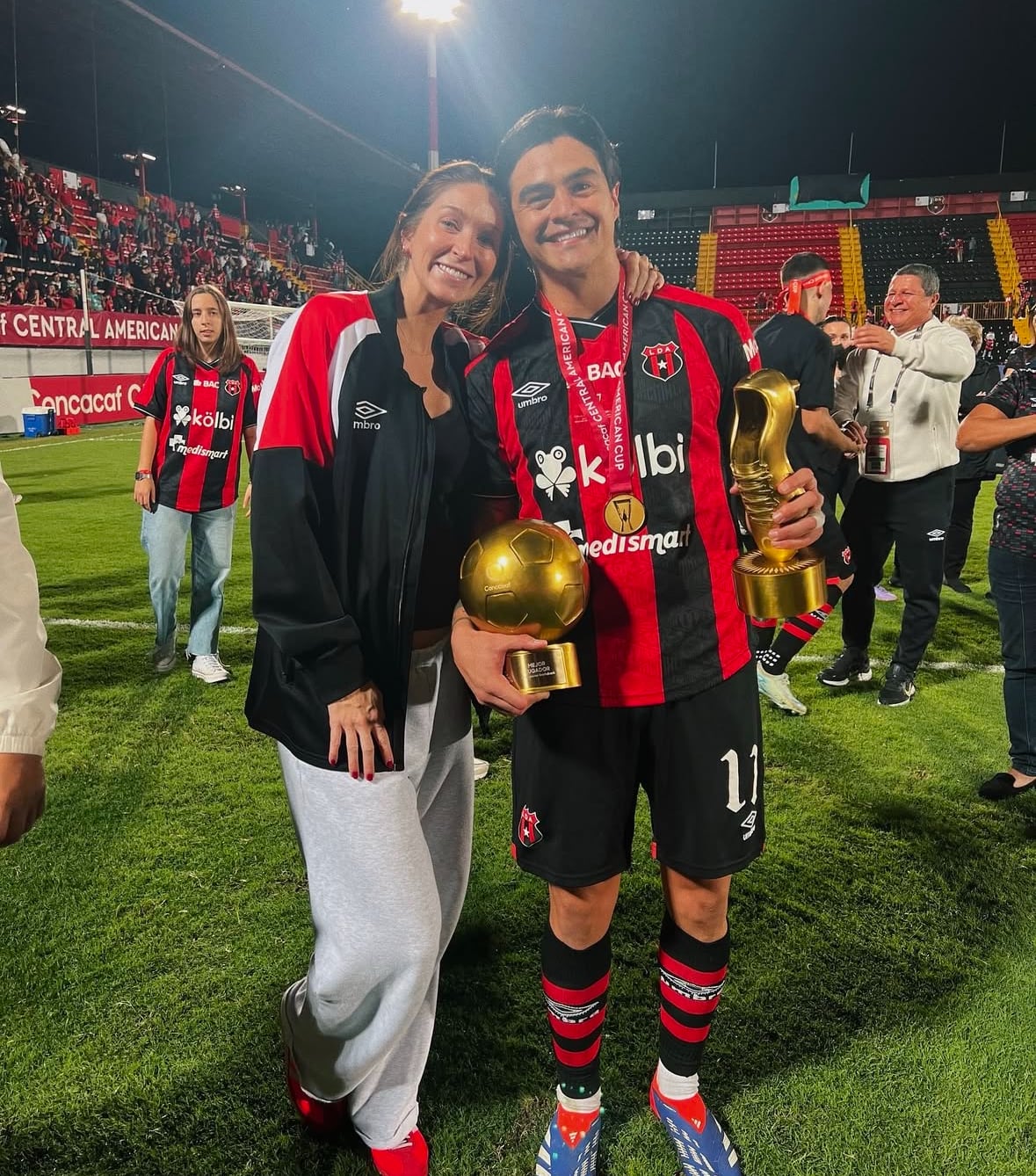 Kari Nicole Johnston y Diego Campos posan juntos en el Estadio Alejandro Morera Soto.