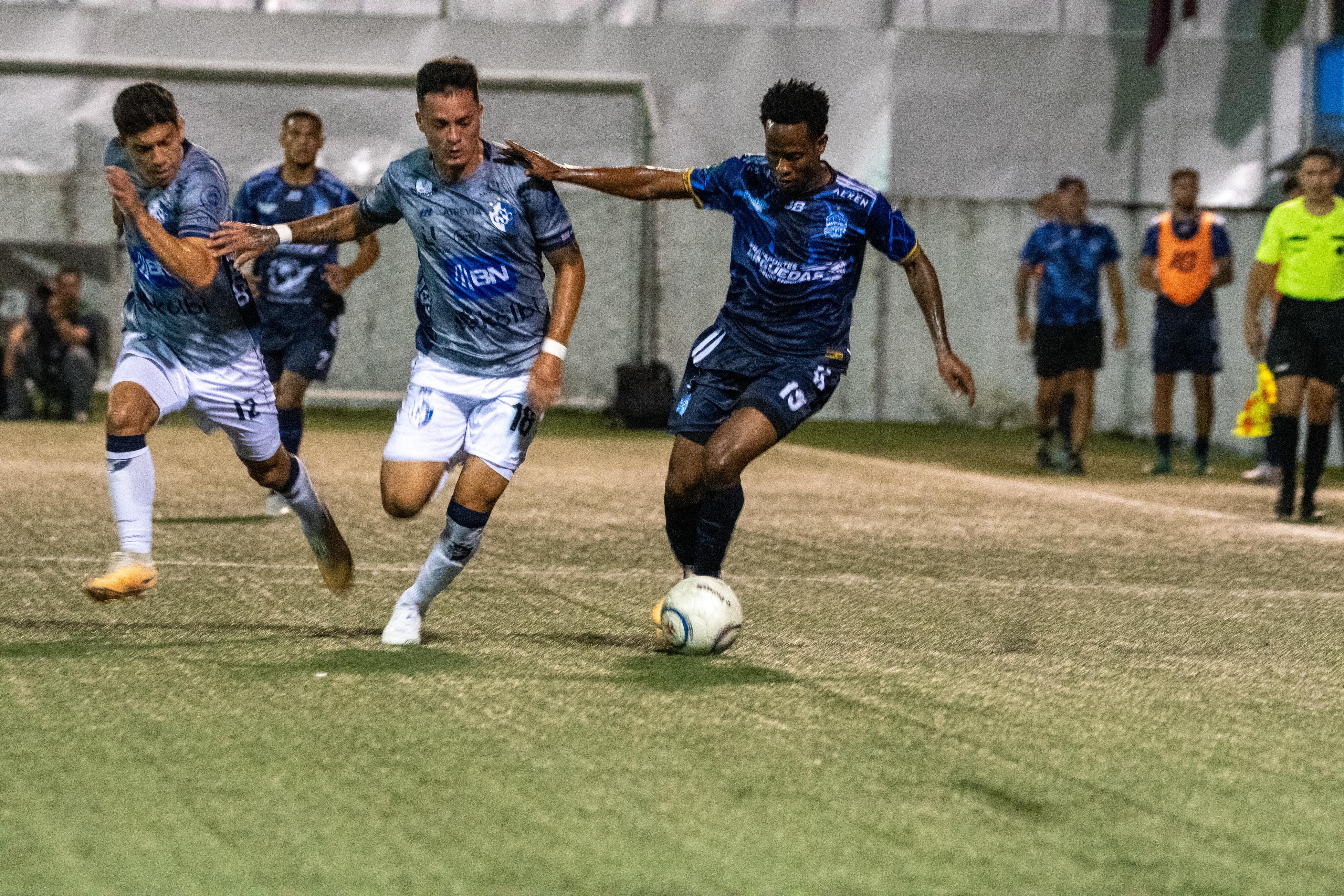 Los defensas de Cartaginés, José Luis Quirós y Carlos Barahona (izquierda y centro) no pudieron frenar al atacante de Pérez Zeledón, Cardel Benbow.