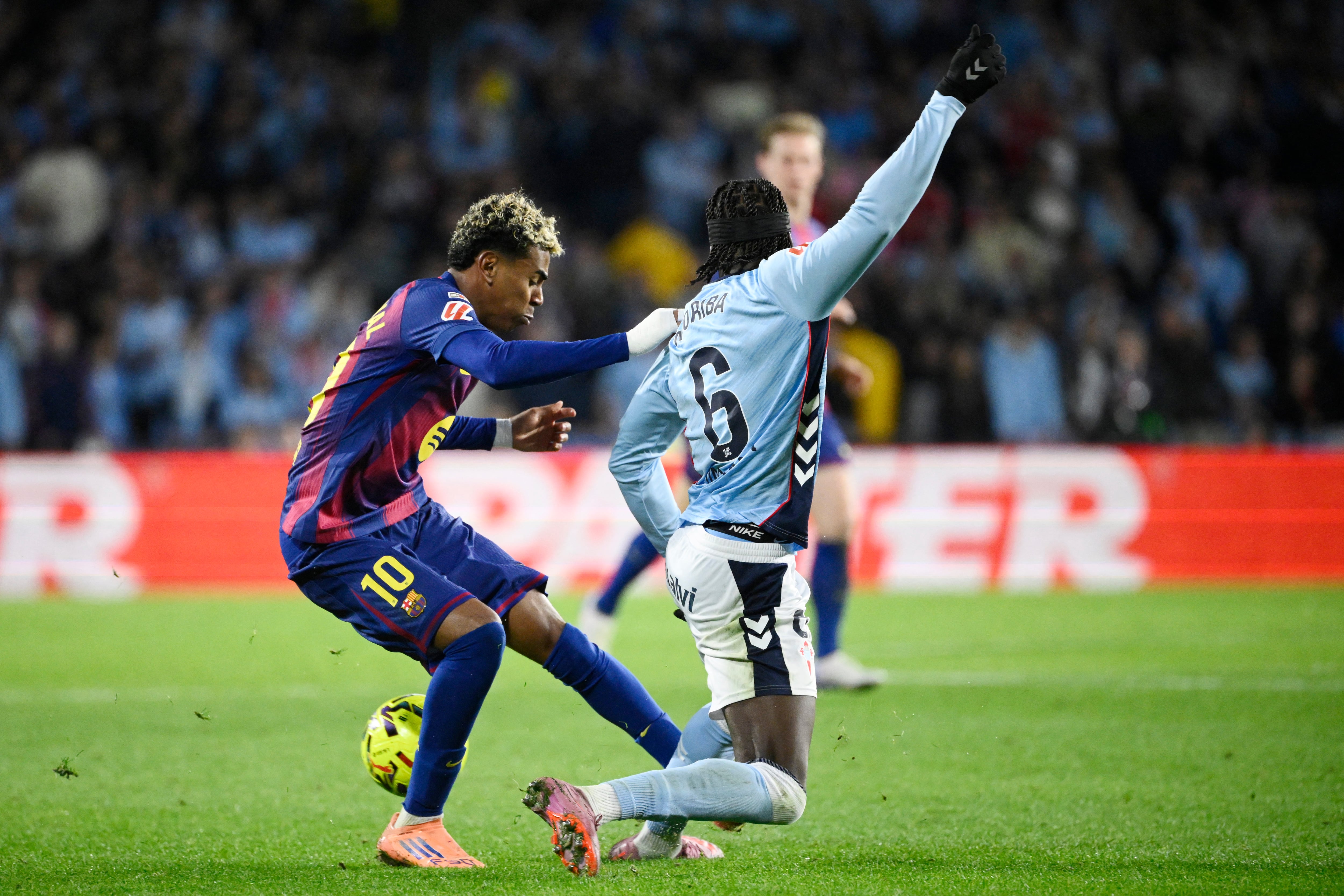 El delantero Lamine Yamal jugó con el Barcelona el domingo pasado ante el Celta de Vigo, antes de la polémica con la Selección de España. Aquí, enfrenta a Ilaix Moriba Kourouma.
