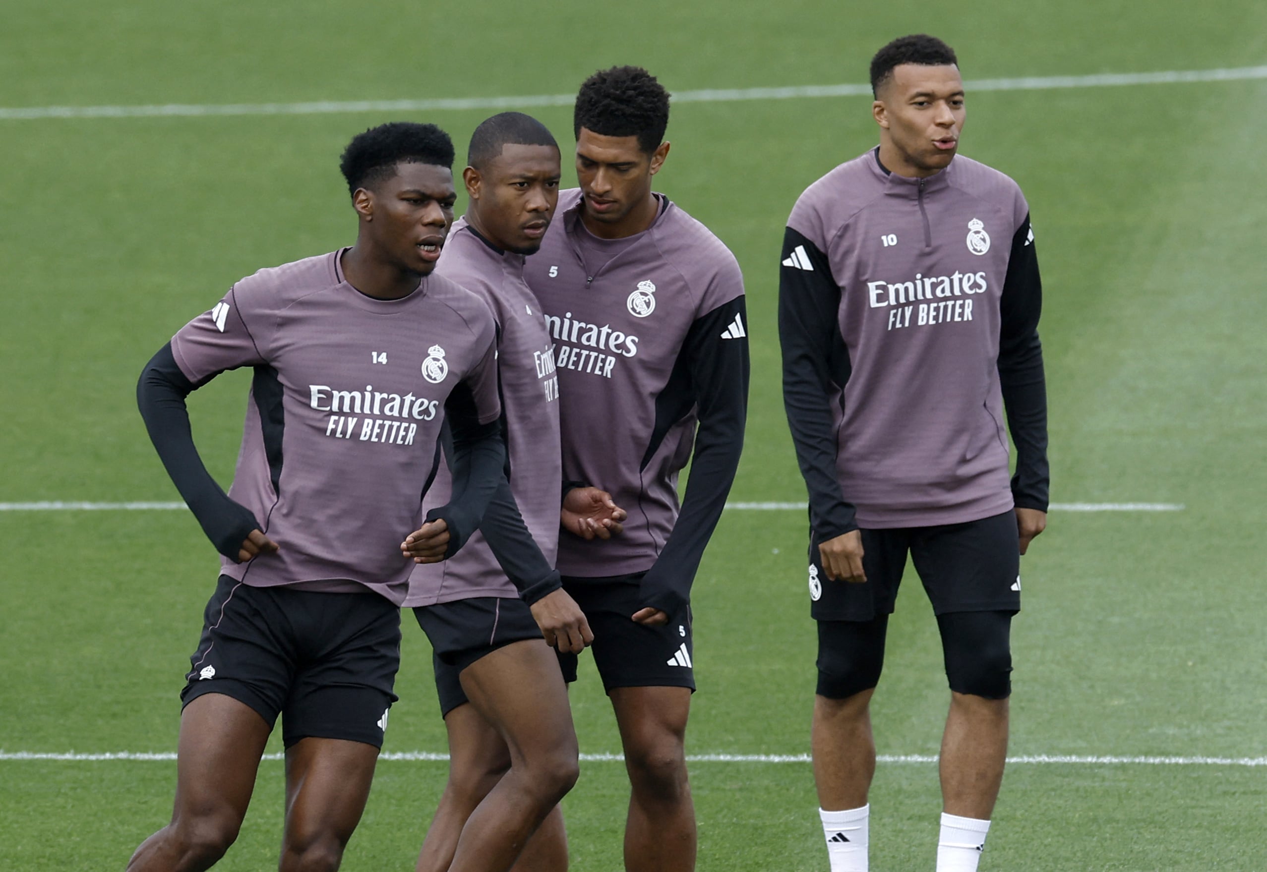 El volante del Real Madrid Aurelien Tchouaméni (izq.) participó en el entrenamiento de este sábado junto a David Alaba, Jude Bellingham y Kylian Mbappé, antes del clásico contra el Barcelona.