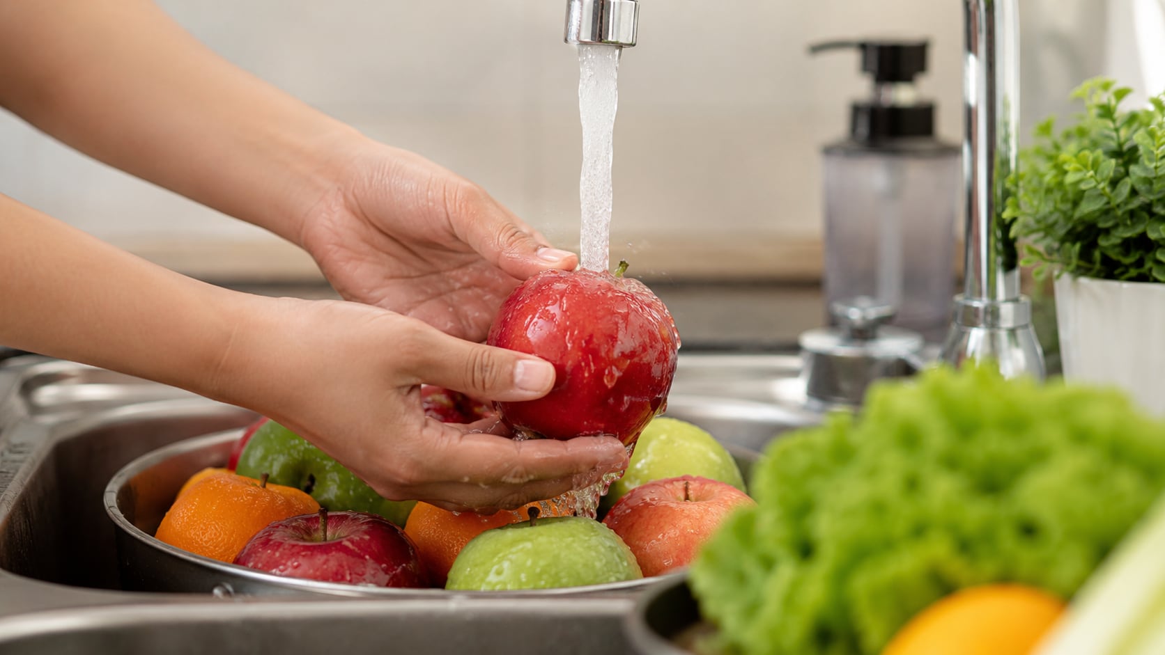 El uso de jabón de platos en frutas y verduras no mejora la limpieza y puede dejar sustancias que no están diseñadas para ser ingeridas.