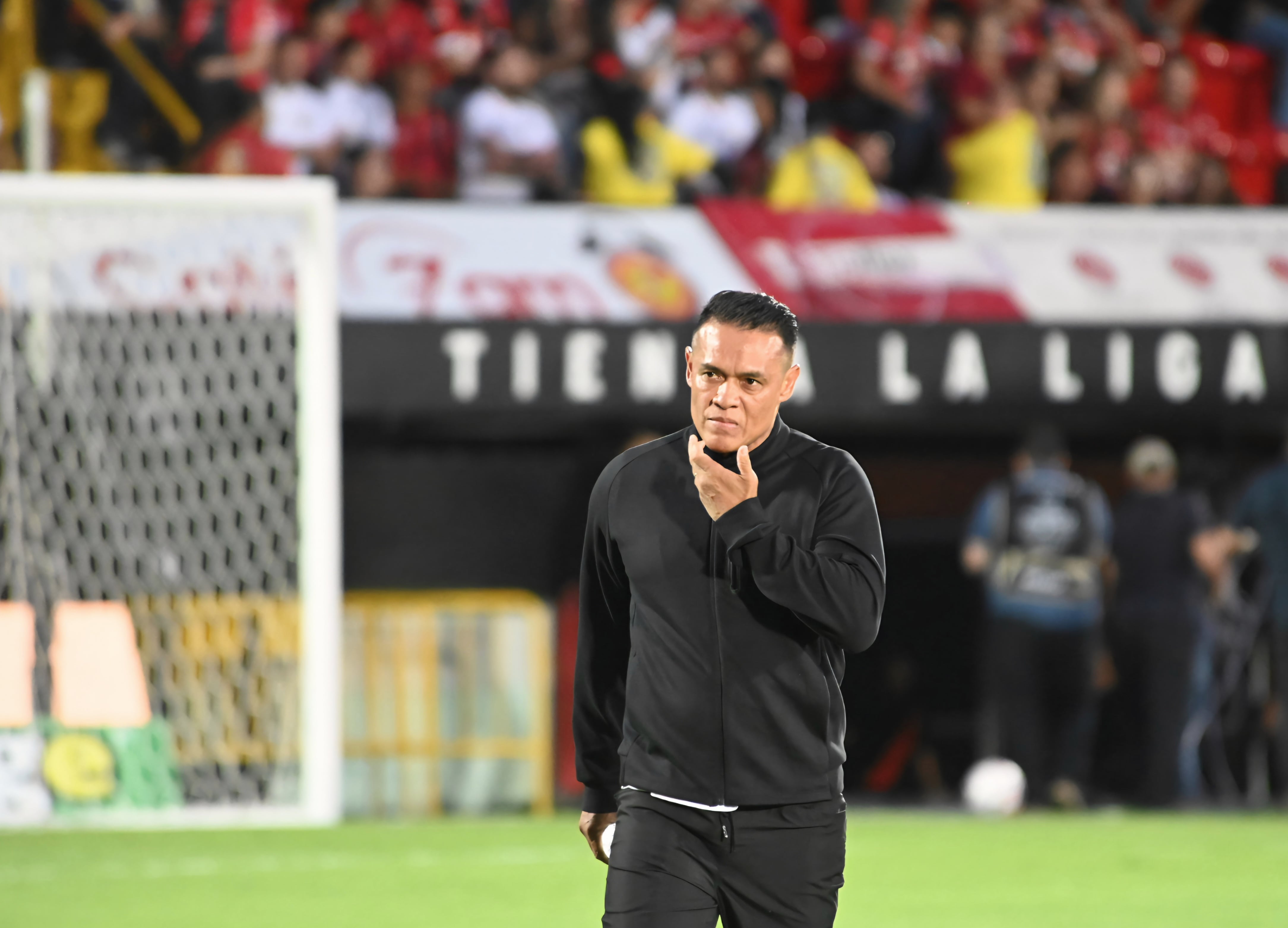 23 de agosto de 2026. Estadio Alejandro Morera Soto. 18:00 hrs. La Liga Deportiva Alajuelense juega contra la Asociación Deportiva San Carlos en partido correspondiente a la jornada 5 del Torneo de Apertura de la Liga Promérica. Otro dato relevante del juego es el retiro oficial del delantero Jonathan McDonald del fútbol. En la foto: Ismael Rescalvo técnico de la liga y Walter Centeno de San Carlos. Retiro del jugador Jonathan Mcdonald. Jugadas relevantes del partido. Foto: Albert Marin