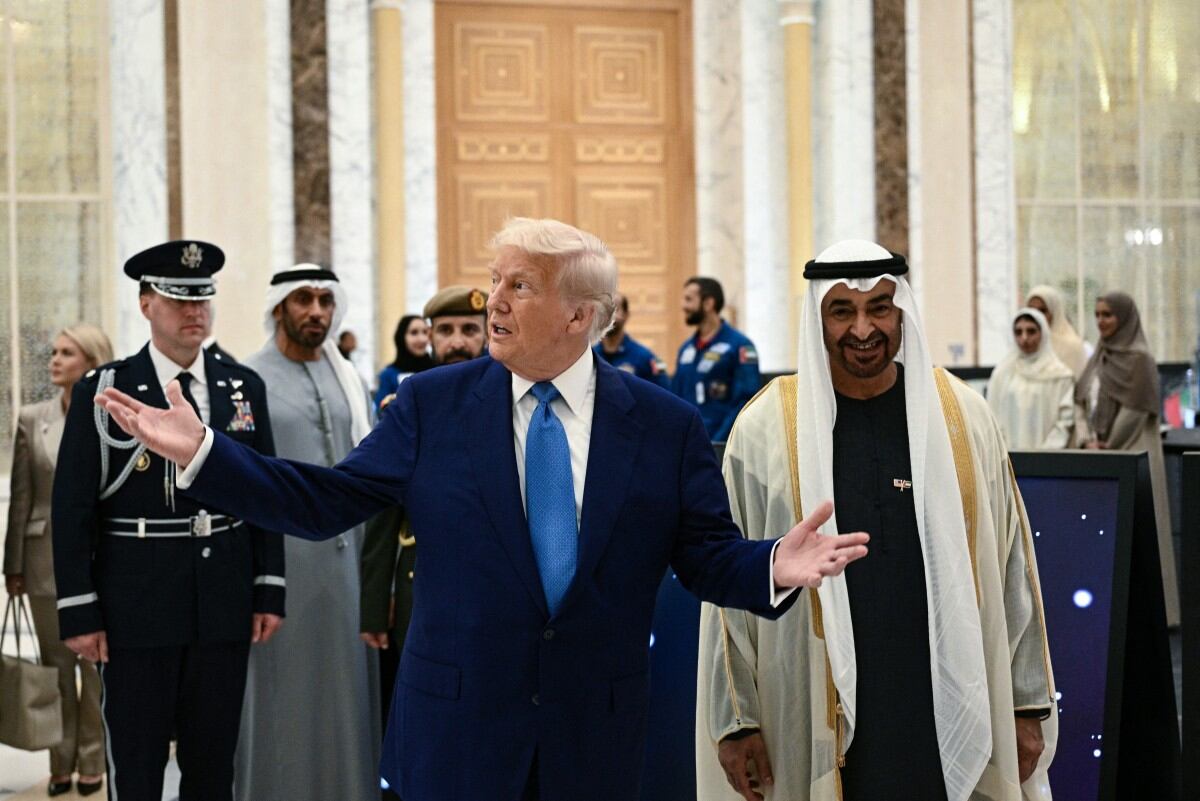 IMAGEN DESTACADA – El presidente de Estados Unidos, Donald Trump (izquierda), y su homólogo, el jeque Mohamed bin Zayed Al Nahyan, llegan al Qasr Al-Watan (Palacio de la Nación) en Abu Dabi, el 15 de mayo de 2025. Los Emiratos Árabes Unidos representan la tercera etapa de la gira de Trump por la región, que ya lo ha llevado a Arabia Saudita y Catar. (Foto: Brendan SMIALOWSKI / AFP)