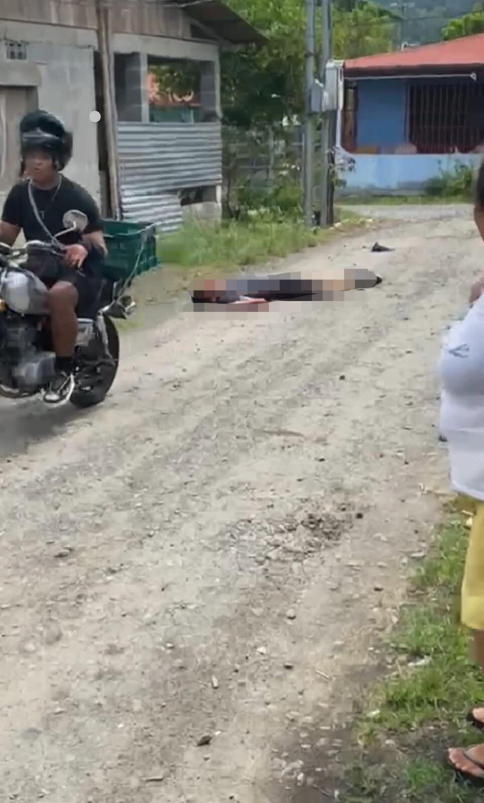 Un hombre de apellido Boniche, de 21 años, murió asesinado en la vía pública de barrio Escondido en Siquirres de Limón, luego de verse envuelto en una discusión con otros dos hombres. (Foto: suministrada por Reiner Montero, corresponsal GN)