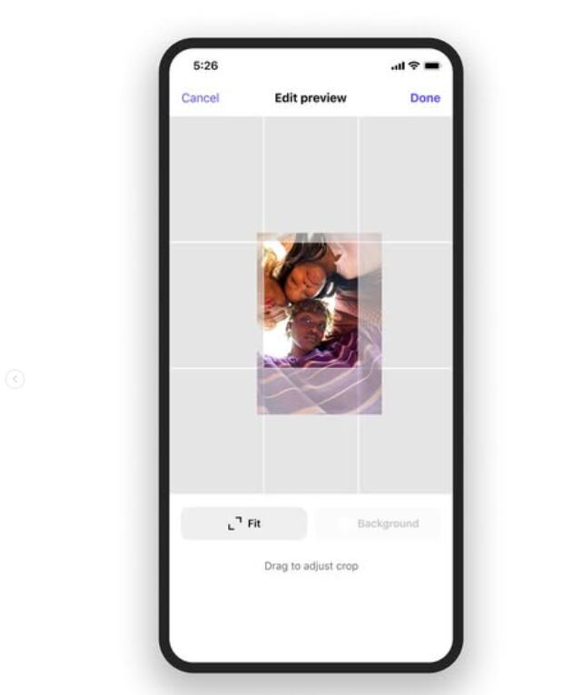 Pantalla de un teléfono móvil mostrando un perfil de Instagram con detalles como nombre de usuario, descripción, y un diseño con publicaciones destacadas.