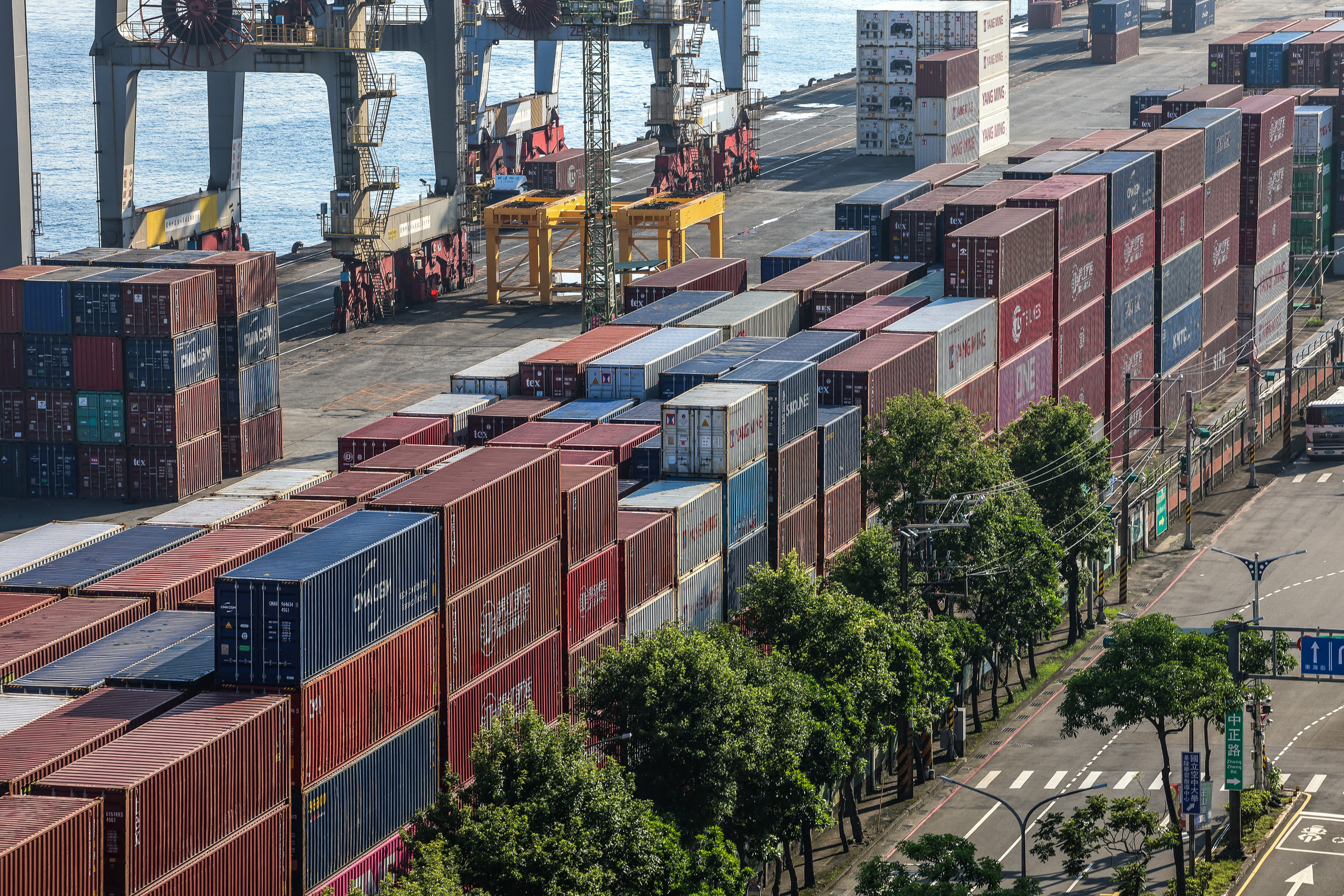 Contenedores de carga en el puerto de Keelung, Keelung, este 7 de agosto. Decenas de economías de todo el mundo, incluyendo la Unión Europea y la India, se enfrentan a aranceles estadounidenses más altos desde este día. Fotografía: