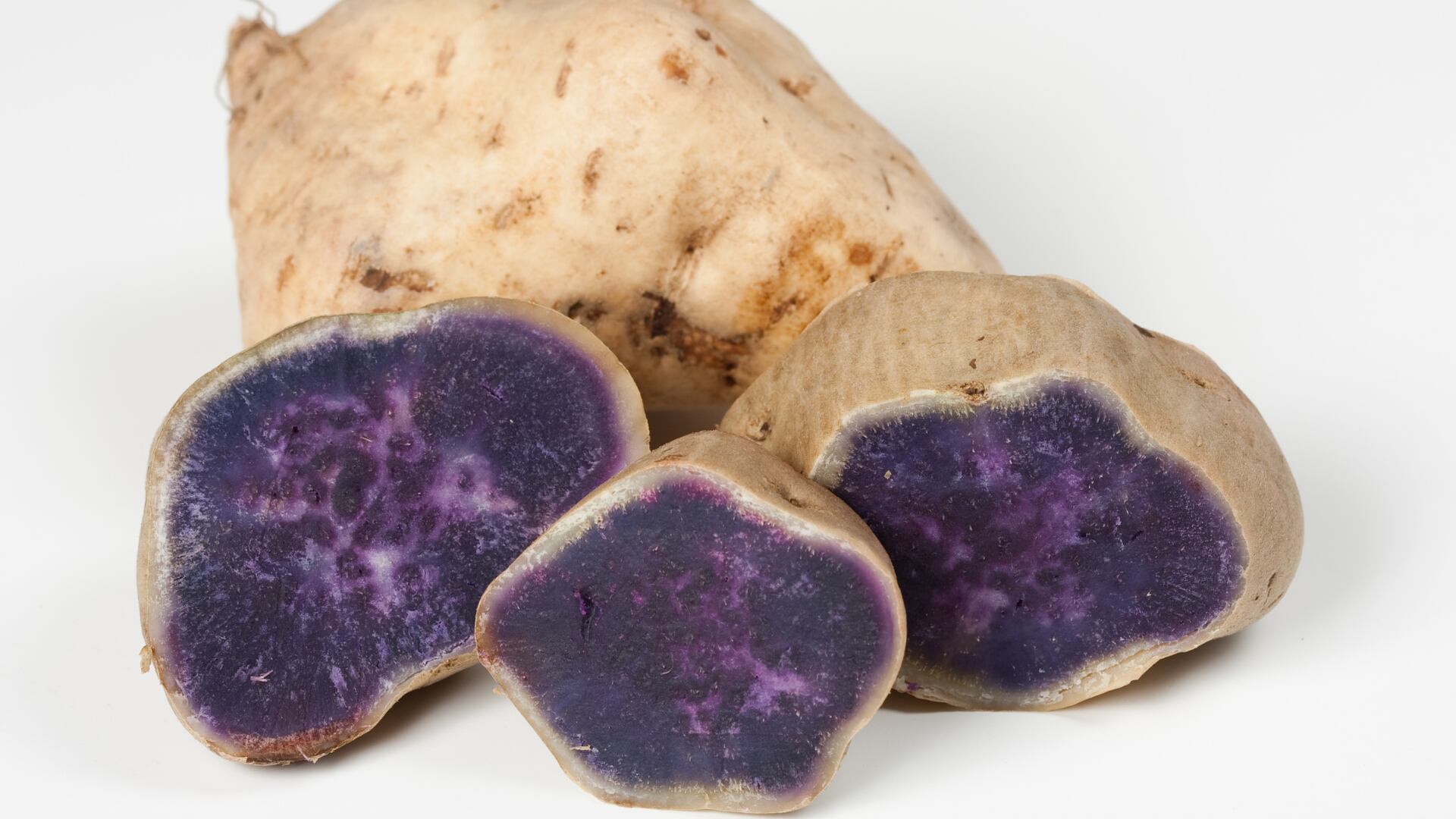 El beni imo es un boniato morado consumido en Okinawa. Destaca por su alto contenido de fibra, vitaminas A y C, y antioxidantes, lo que lo hace clave en la dieta de personas longevas.