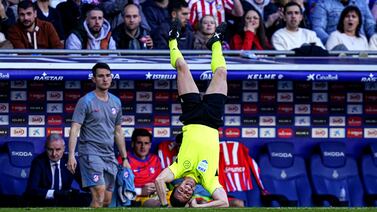 Árbitro asistente quedó de cabeza: vea la imagen que le está dando la vuelta al mundo