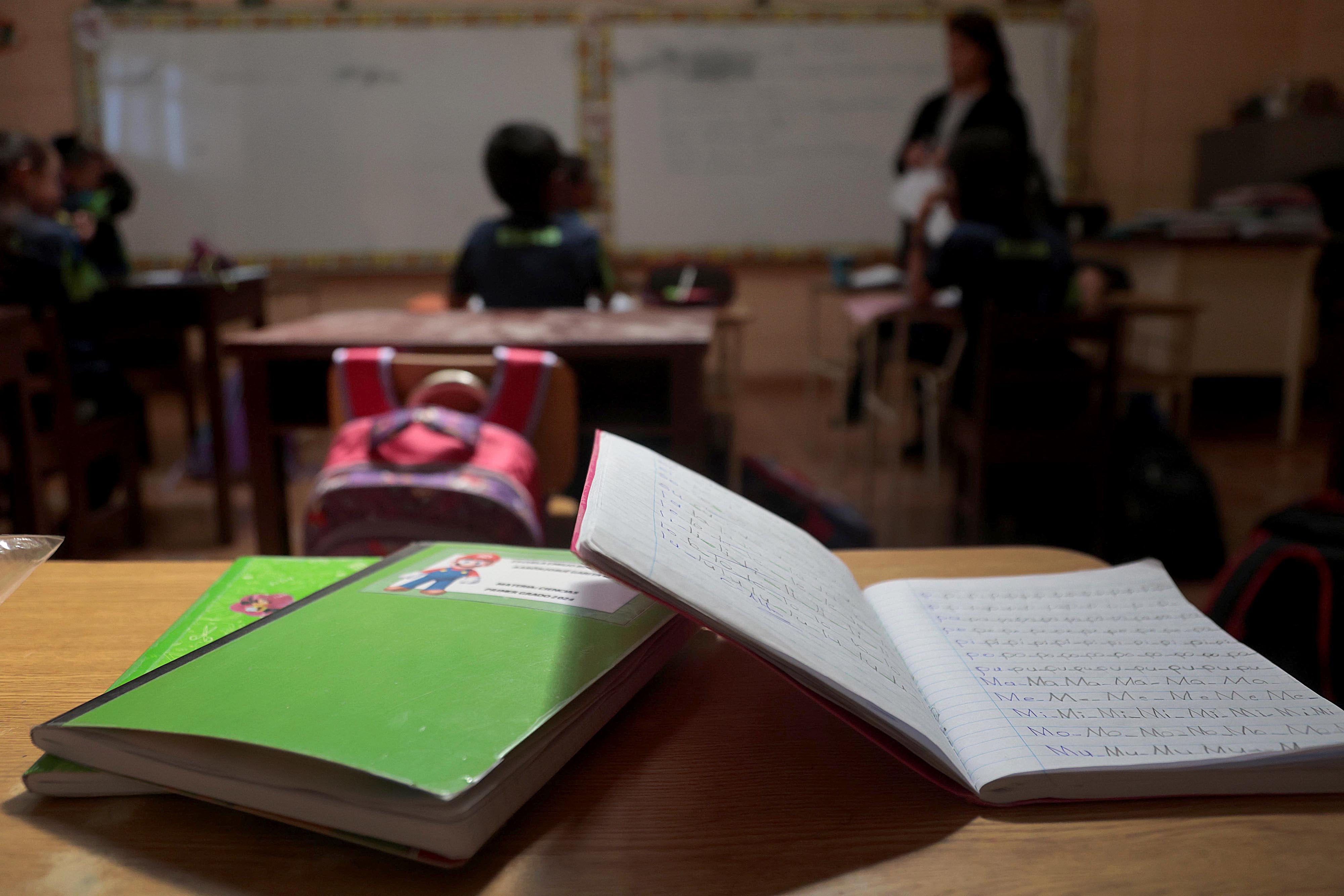 18/04/2024 San Juan de Chicuá. Fotografías conceptuales de maestros y estudiantes escolares en la Escuela Emilio Robert Brouca. Foto: Rafael Pacheco Granados