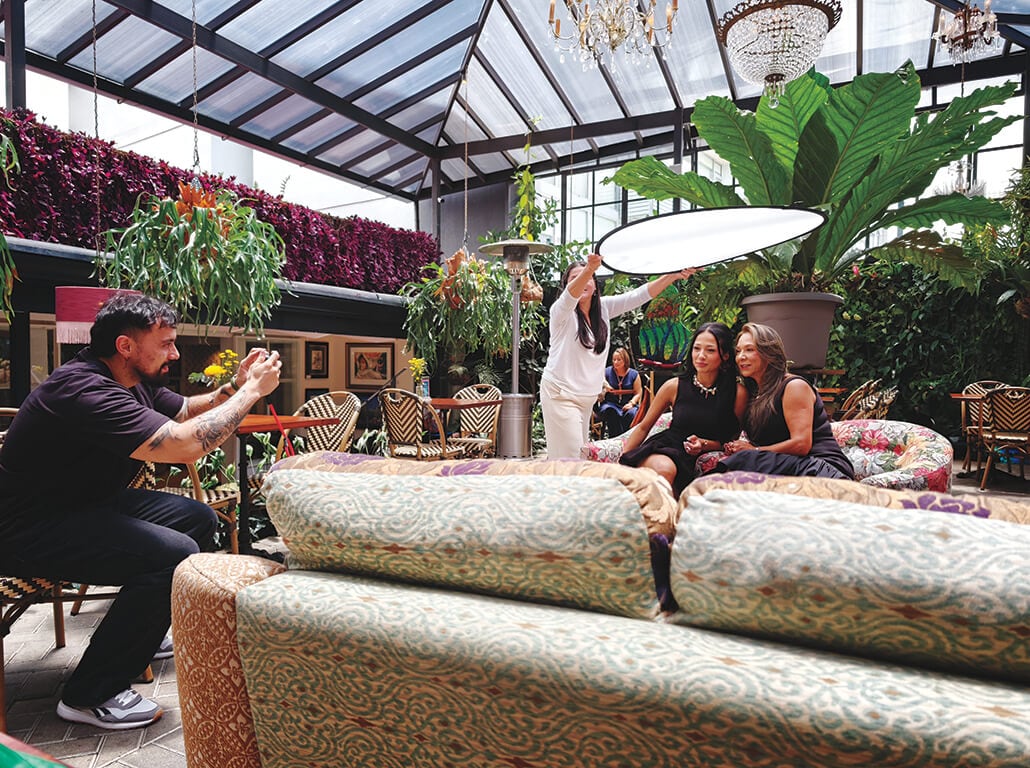 Producción de moda en café Recoleta