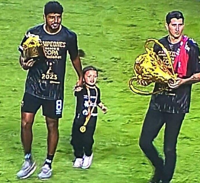 Johan Venegas y Daniel Sanabria llevaban el trofeo partido en dos. Cuando ese cetro esté reparado, la Unafut se lo entregará a Liga Deportiva Alajuelense de nuevo.