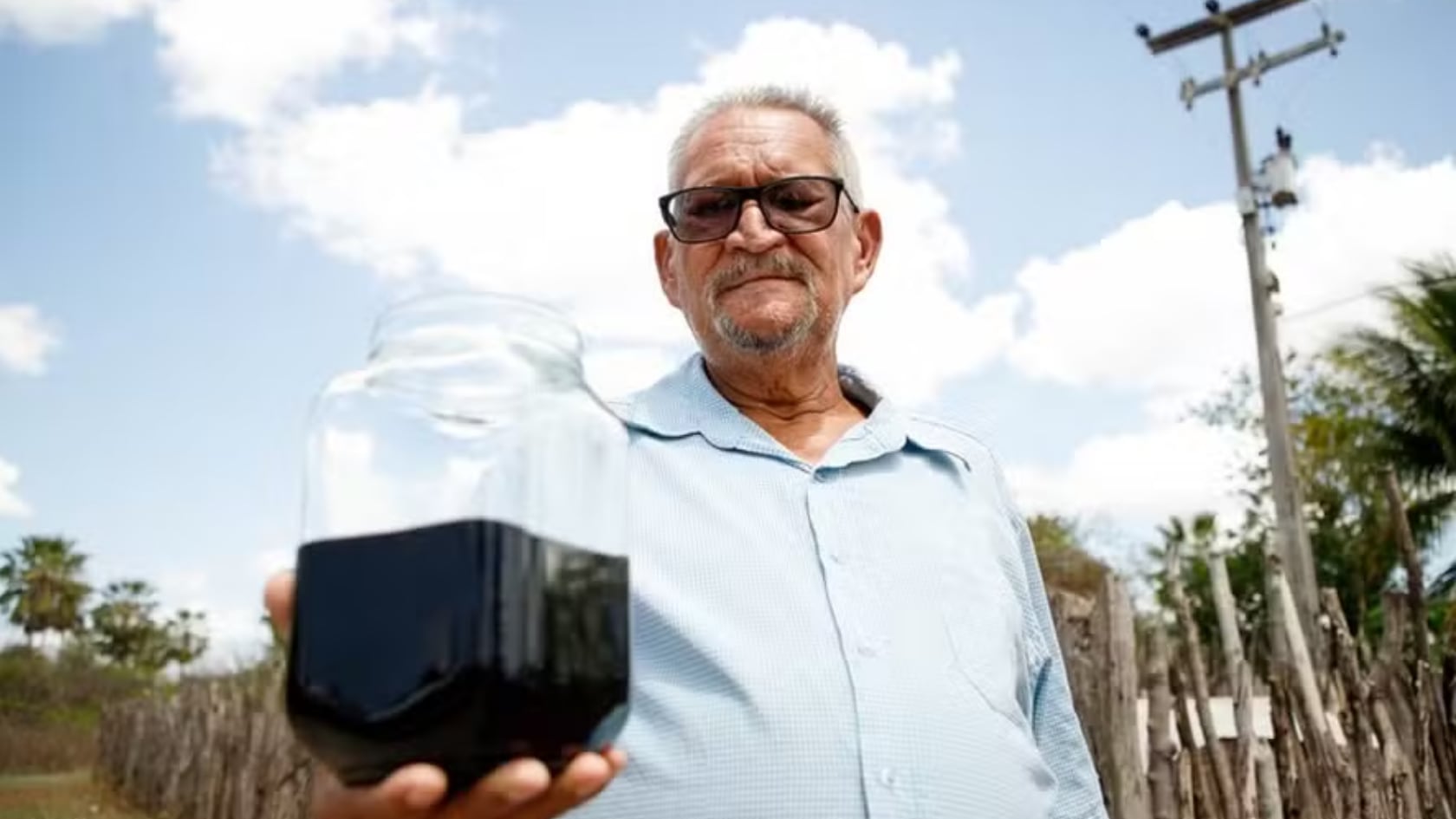 El hallazgo ocurrió cuando Sidrônio Moreira perforaba un pozo para buscar agua en el sertón cearense. Autoridades investigan si la sustancia corresponde a petróleo.
