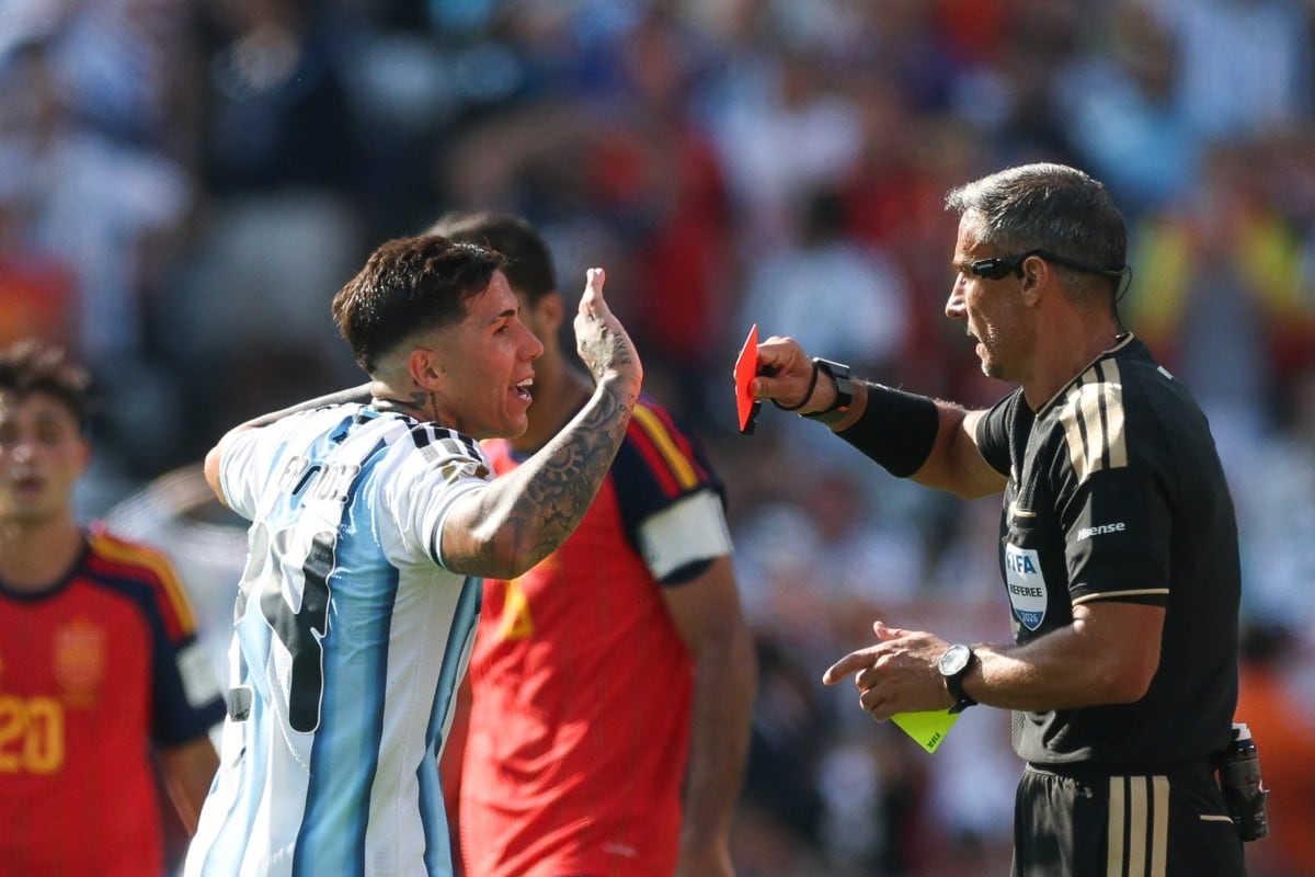 Slavko Vincic le muestra la tarjeta roja a Enzo Fernández, volante de la selección de Argentina.