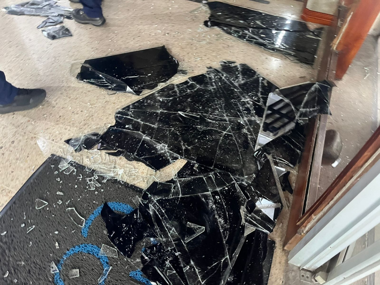 Estudiantes de la UCR ingresaron a la fuerza a las instalaciones de la Rectoría.