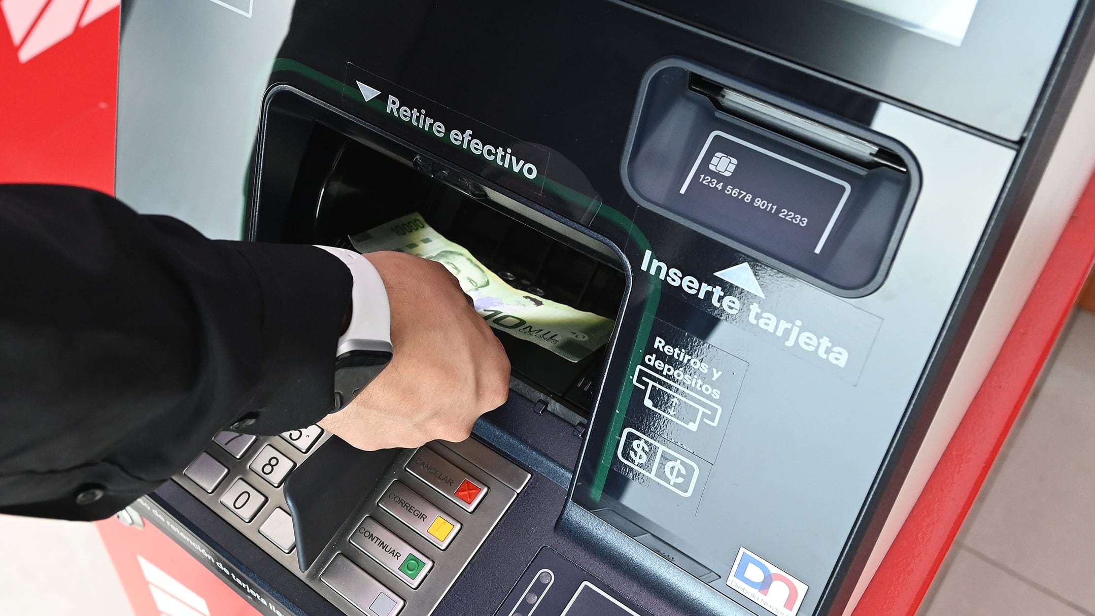 16 de agosto del 2022. Oficinas del BAC en Grupo Roble, Escazú. Retratos de Gisela Sánchez quién es la vocera del BAC en Costa Rica quién habló sobre la imprlementación de nuevos cajeros automáticos en el país. En la foto: Oscar Carazo, gerente comercial de la sucursal El Cruce, muestra el funcionamiento de los nuevos cajeros automáticos. Foto: Albert Marín para la Nación.