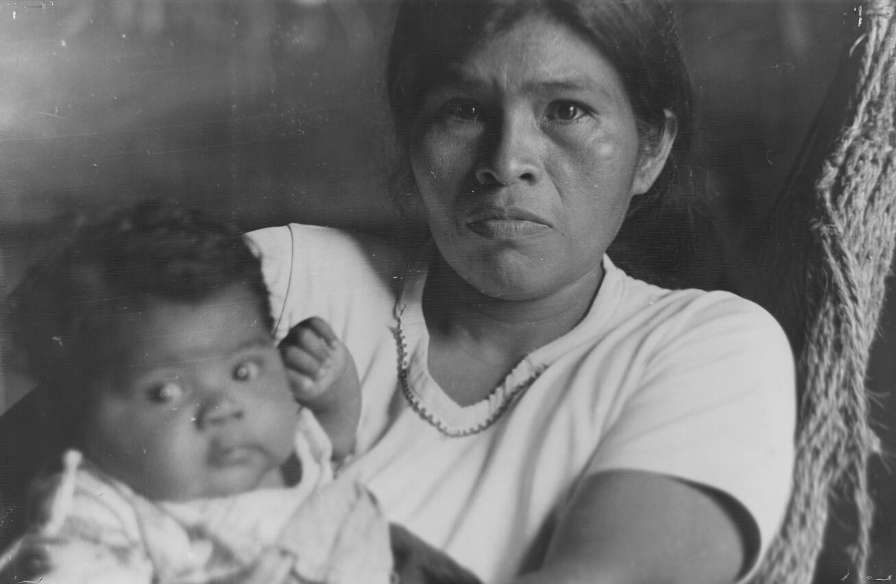 Fluvia Ortiz Ortiz con su nieto, Fotografías durante el rodaje de Wáca, la tierra de los Bribríes (1979).