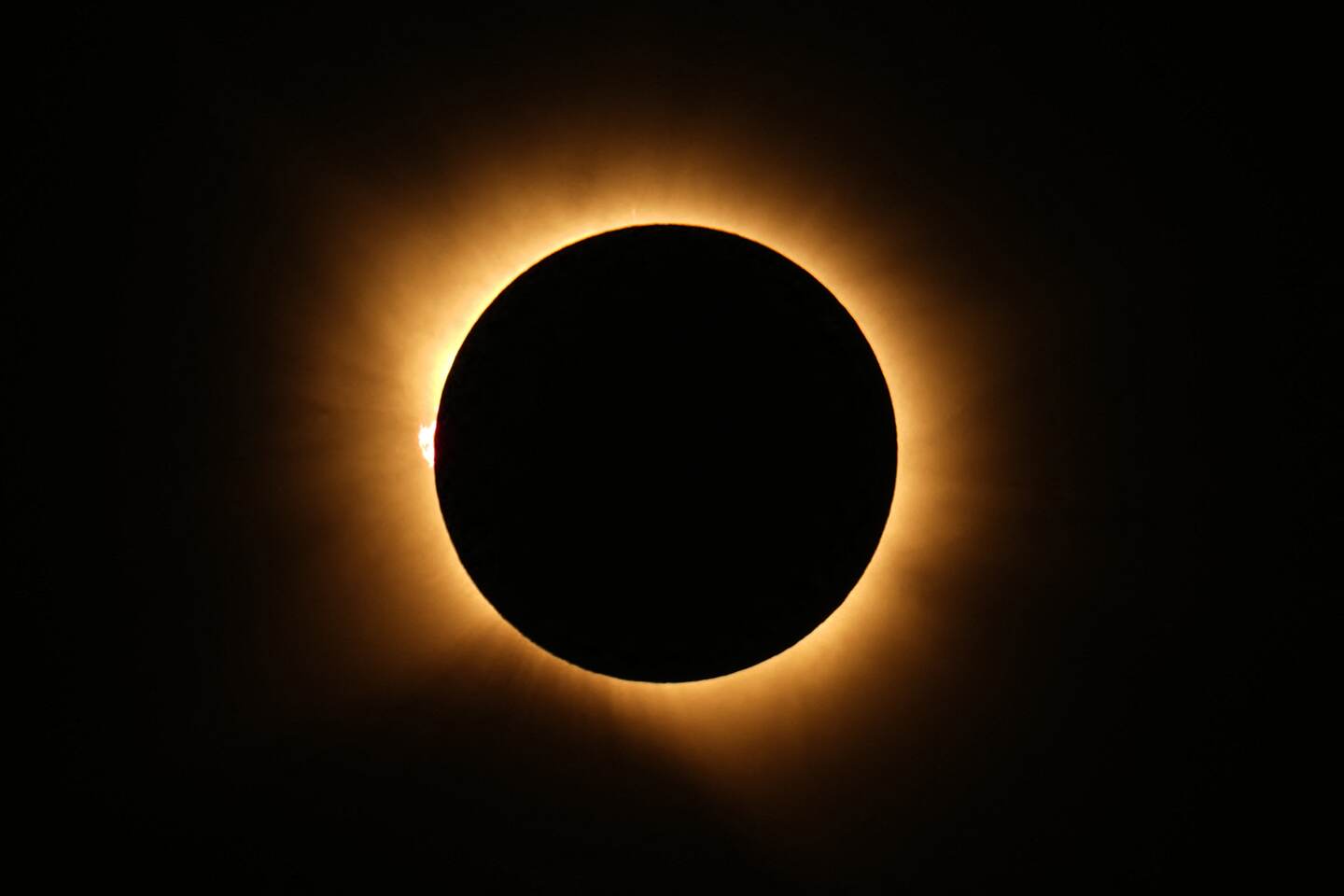 La corona del Sol brilla mientras la Luna bloquea por completo el astro durante la fase de totalidad del eclipse solar total, visto desde Lodoso, en la provincia de Burgos, España, este 12 de agosto de 2026. (Photo by Cesar MANSO / AFP)