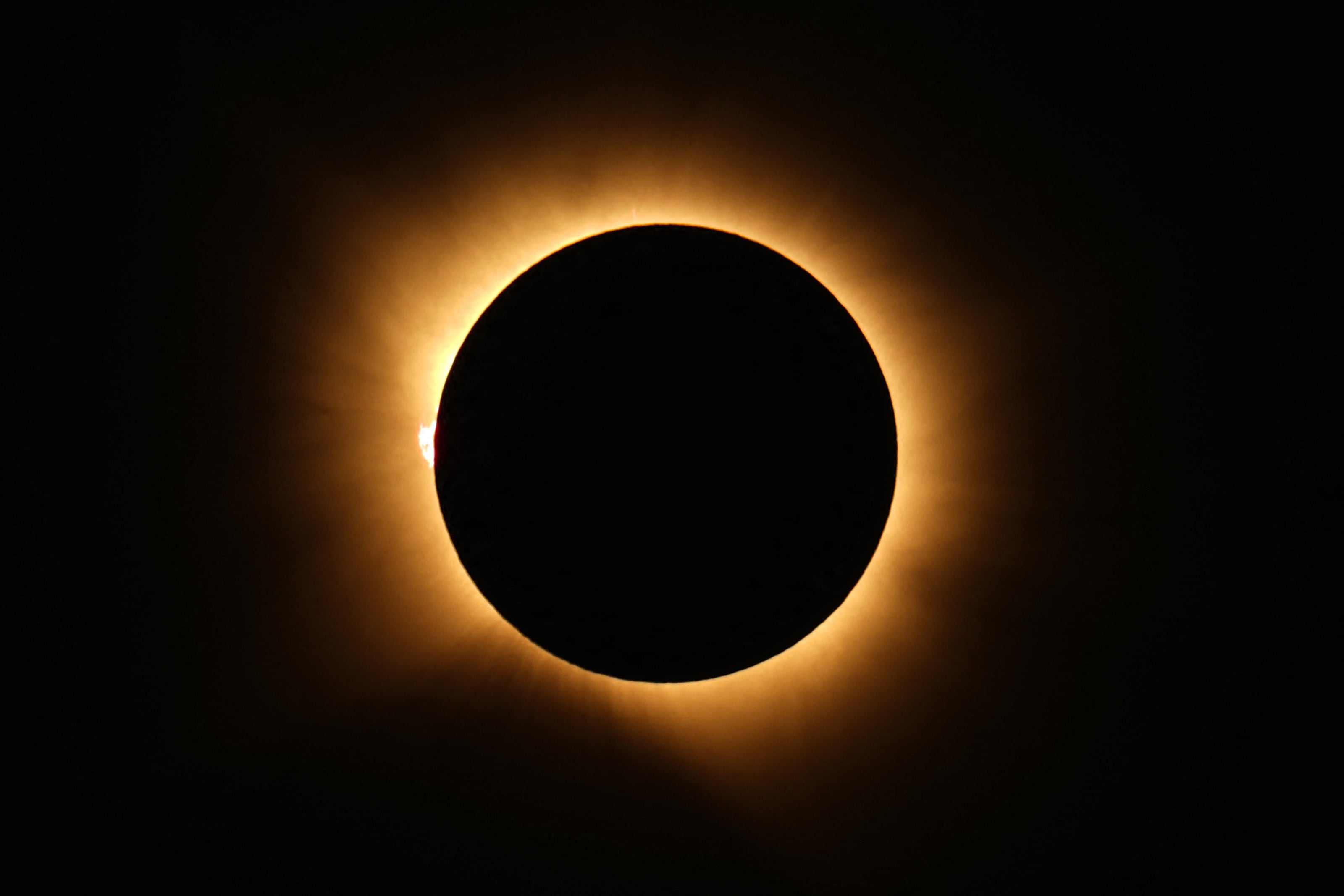 La corona del Sol brilla mientras la Luna bloquea por completo el astro durante la fase de totalidad del eclipse solar total, visto desde Lodoso, en la provincia de Burgos, España, este 12 de agosto de 2026. (Photo by Cesar MANSO / AFP)