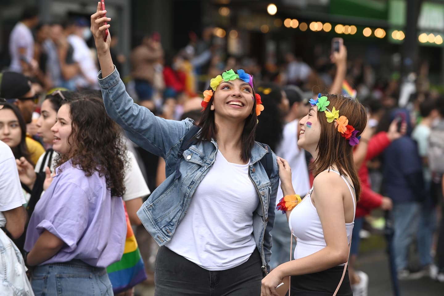 26 de junio del 2022. San José. Celebración del Festival del Pride Costa Rica 2022 (Desfile del Orgullo Gay) que culminará con el concierto de la cantante mexicana Paulina Rubio en el Estadio Nacional. La comunidad lesbiana, gay, bisexual, transgénero y queer. (LGBTQ+) se tirarán a la calle a celebrar por sus derechos logrados en el país, tras estar paralizados dos años consecutivos por la pandemia Covid-19. En la foto: Akemi Vargas (der) disfruta con su cuñada Alison Ureña durante el paso de la marcha a los largo del Paseo Colón. Ambas son de Alajuelita. Foto: Albert Marín para la Nación.