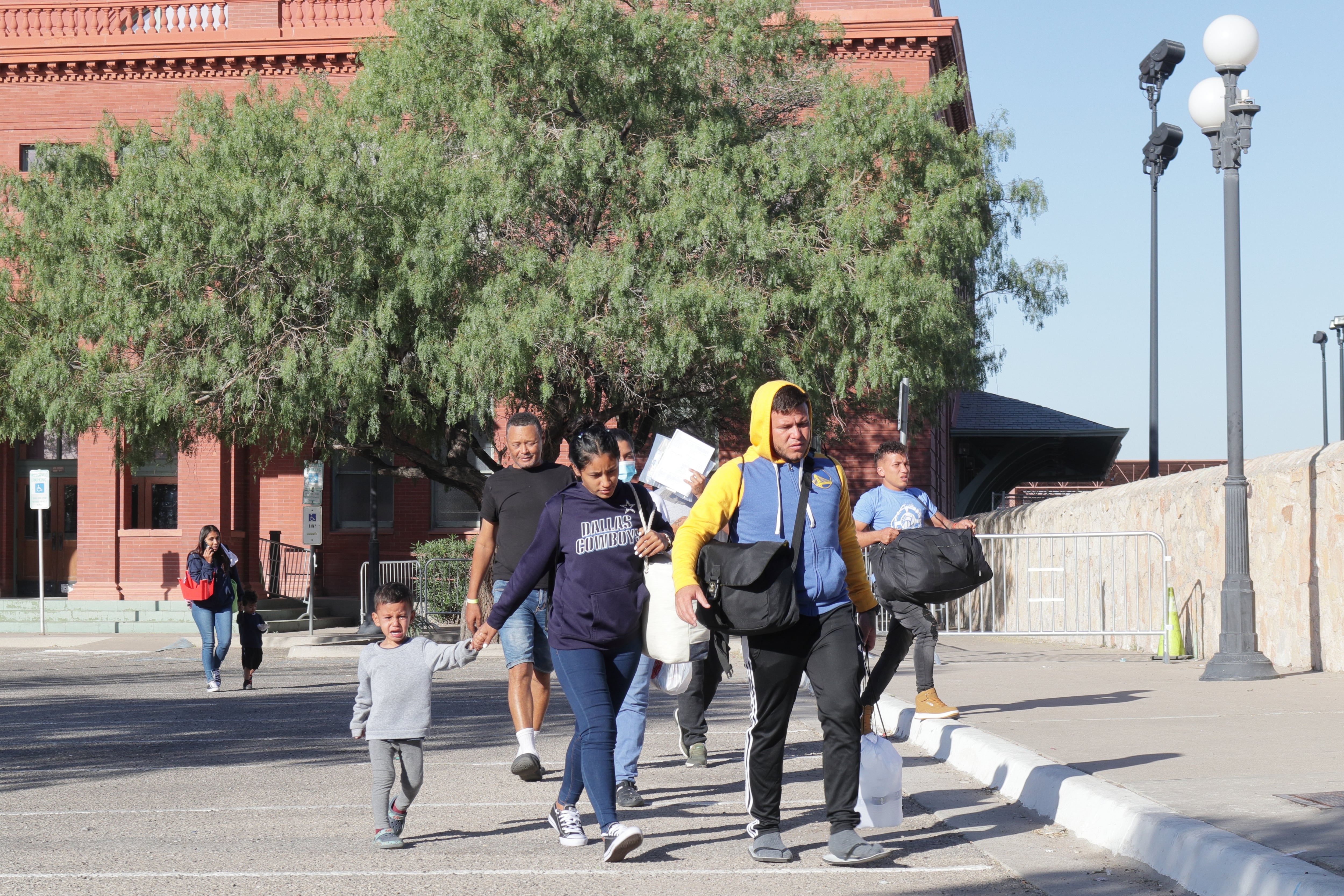 Un grupo de migrantes con sus hijos menores de edad, en El Paso, Texas, Estados Unidos.