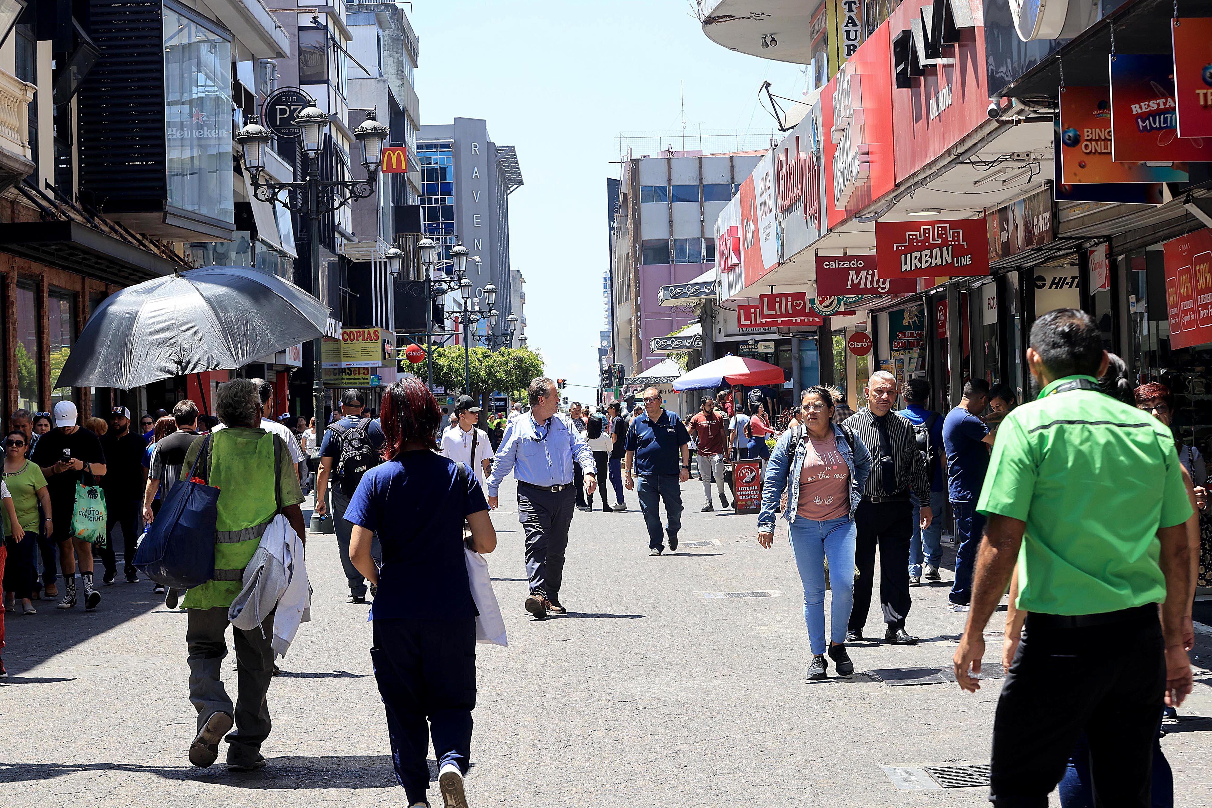 05/03/2024 San José. El calor intenso y temperaturas por encima de lo habitiual se sintieron este martes a mediodía. Así estea el clima por estos días y algunos recurren a las sombrillas y las aves, como las palomas de la Plaza de la Cultura se refrescan con el agua de la fuente. Foto: Rafael Pacheco Granados
