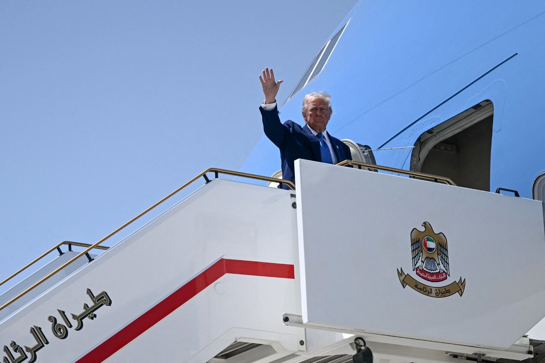 IMAGEN DESTACADA – El presidente de Estados Unidos, Donald Trump (izquierda), y su homólogo, el jeque Mohamed bin Zayed Al Nahyan, llegan al Qasr Al-Watan (Palacio de la Nación) en Abu Dabi, el 15 de mayo de 2025. Los Emiratos Árabes Unidos representan la tercera etapa de la gira de Trump por la región, que ya lo ha llevado a Arabia Saudita y Catar. (Foto: Brendan SMIALOWSKI / AFP)