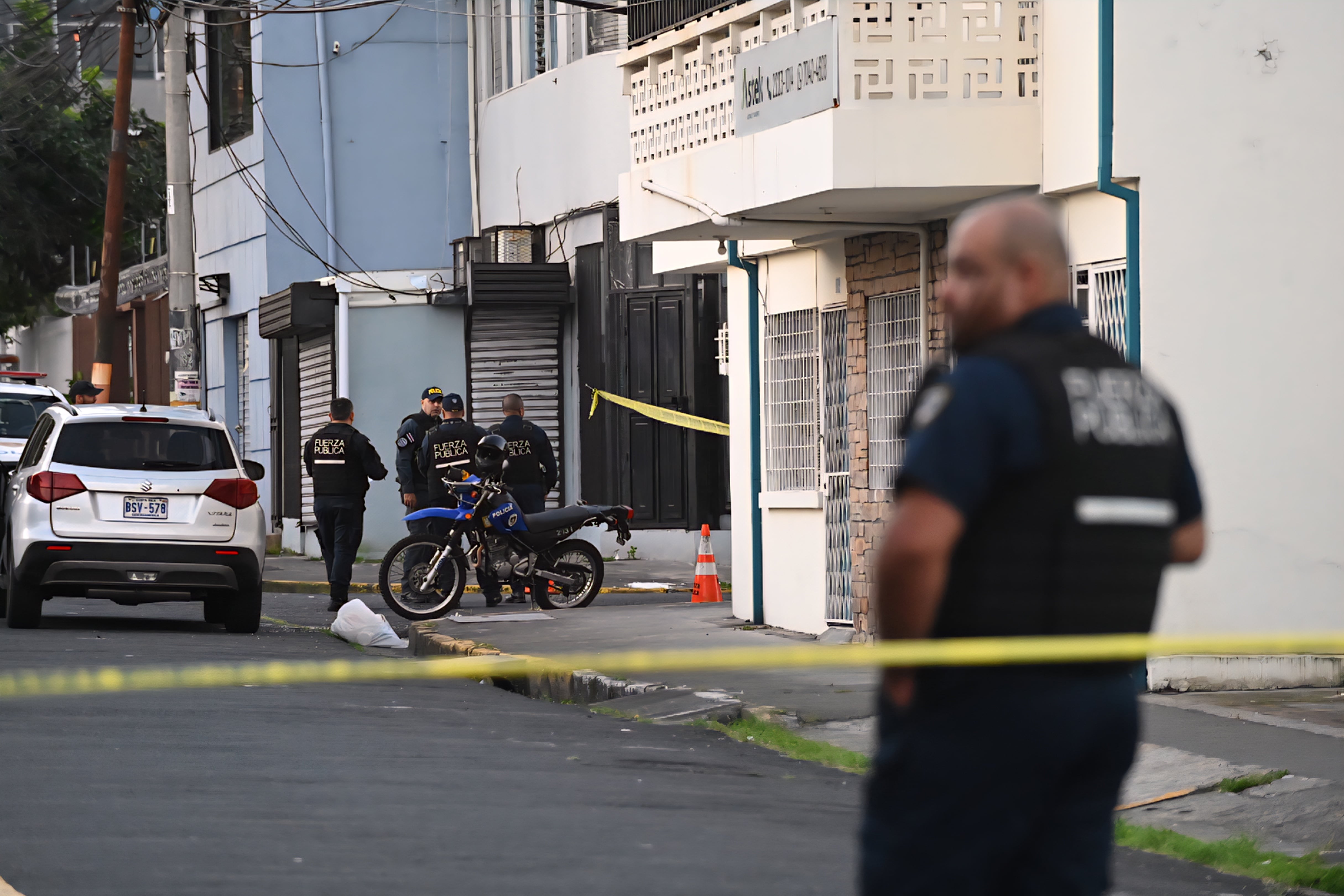15 de julio del 2025. Barrio Gonzalez Lahman. San José. 18:00 hrs. El OIJ realiza la recolección de indicios tras el homicidio de una persona en calle 21 en San José. En la foto: efectivos de la Fuerza Pública resguardan el sitio del suceso. Foto: Albert Marín.