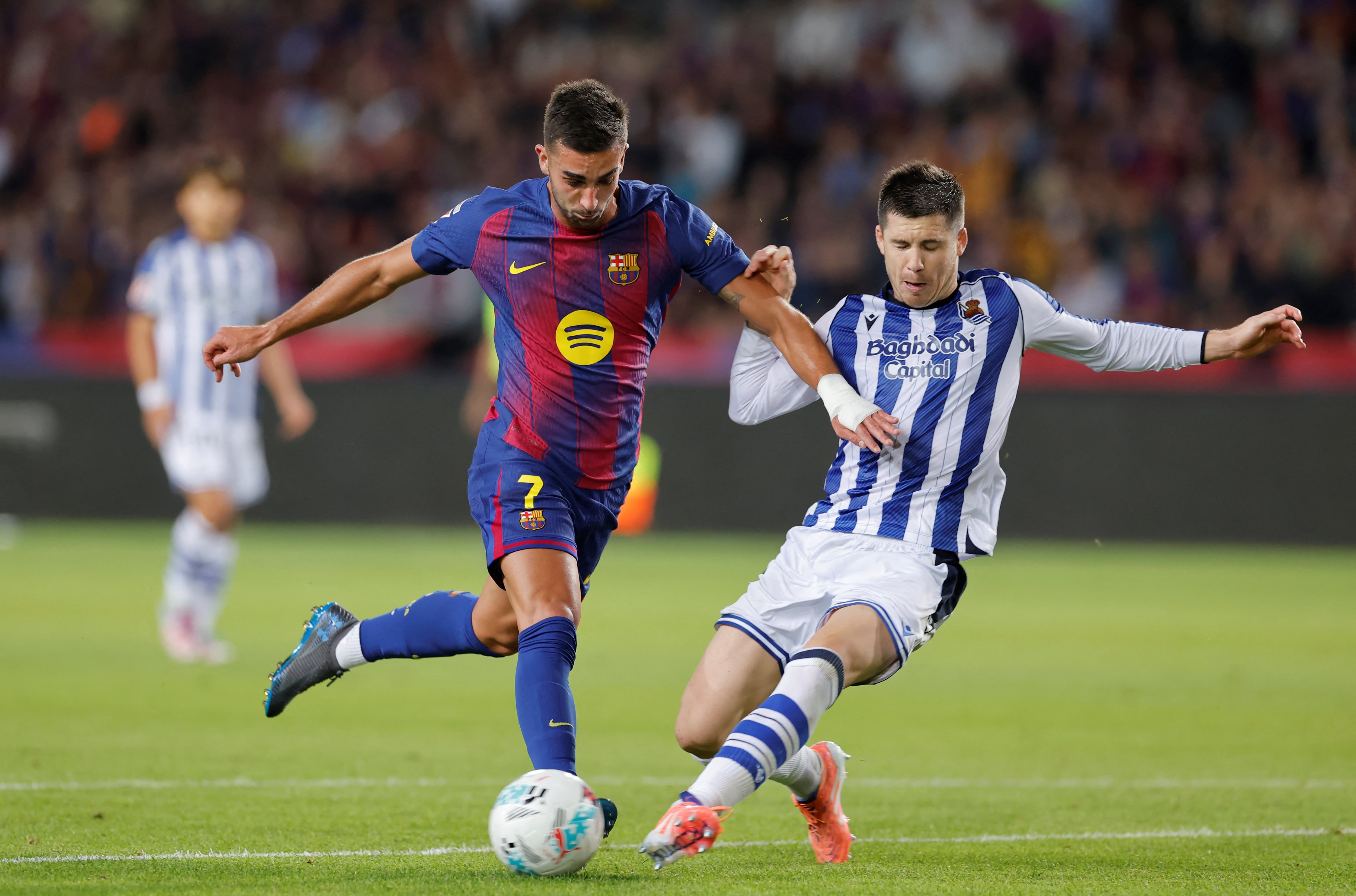 El delantero del Barcelona Ferran Torres disputa el balón con Igor Zubeldia, de la Real Sociedad.