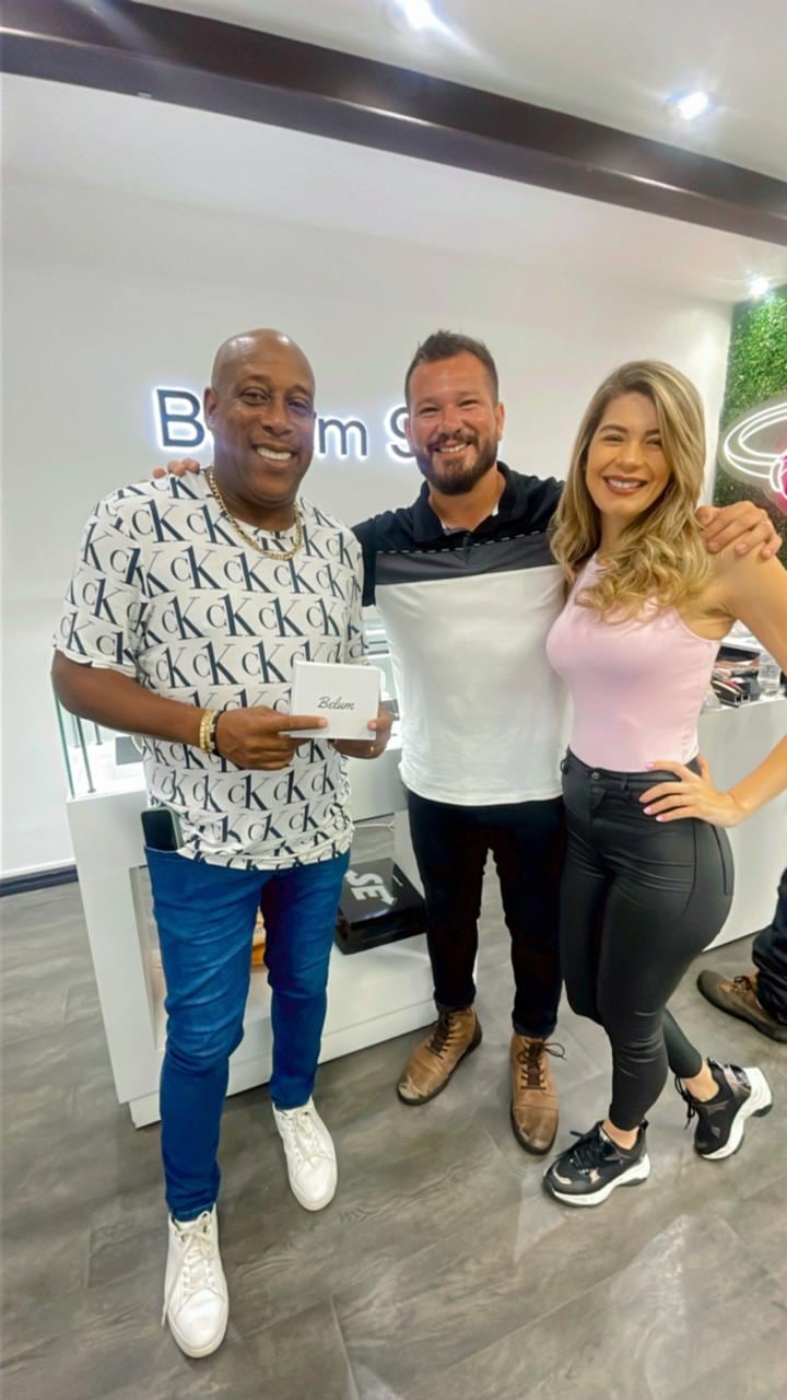 El entrenador, Hernán Medford, fue cliente de Alejandro y su esposa, Estefanía, en su joyería.